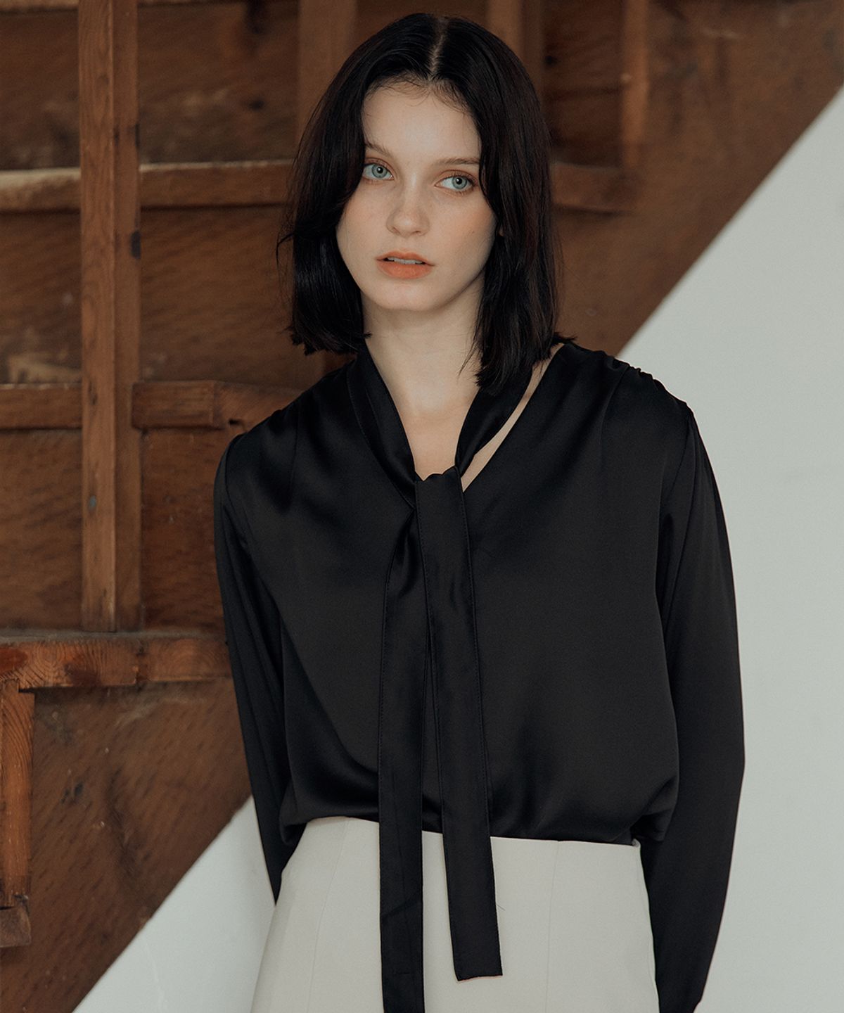 드헤베(DEHEVE) Camila Tie Silky Blouse [Black]