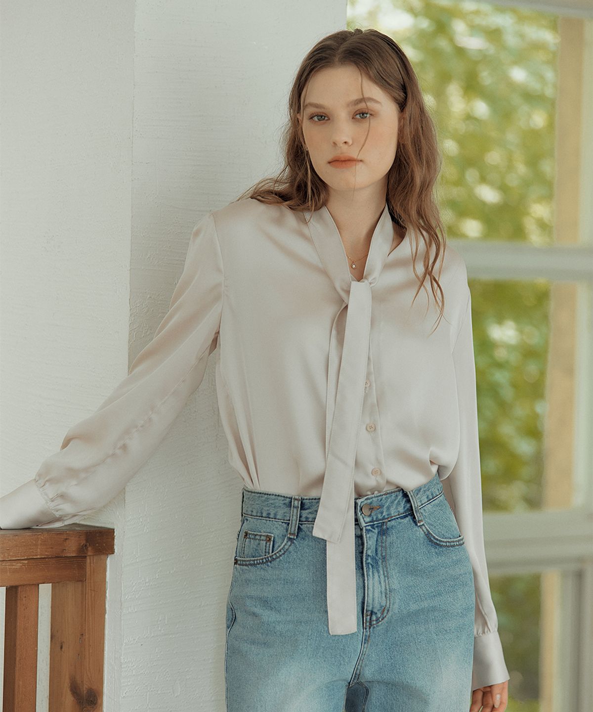 드헤베(DEHEVE) Camila Tie Silky Blouse [Light Beige]
