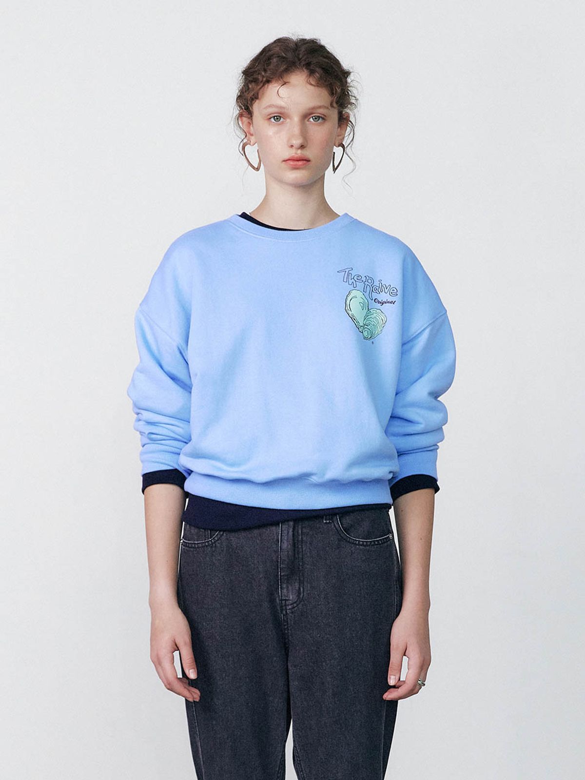 레이브(RAIVE) The Shell Heart Graphic Sweatshirt in Blue VW3AE108-22