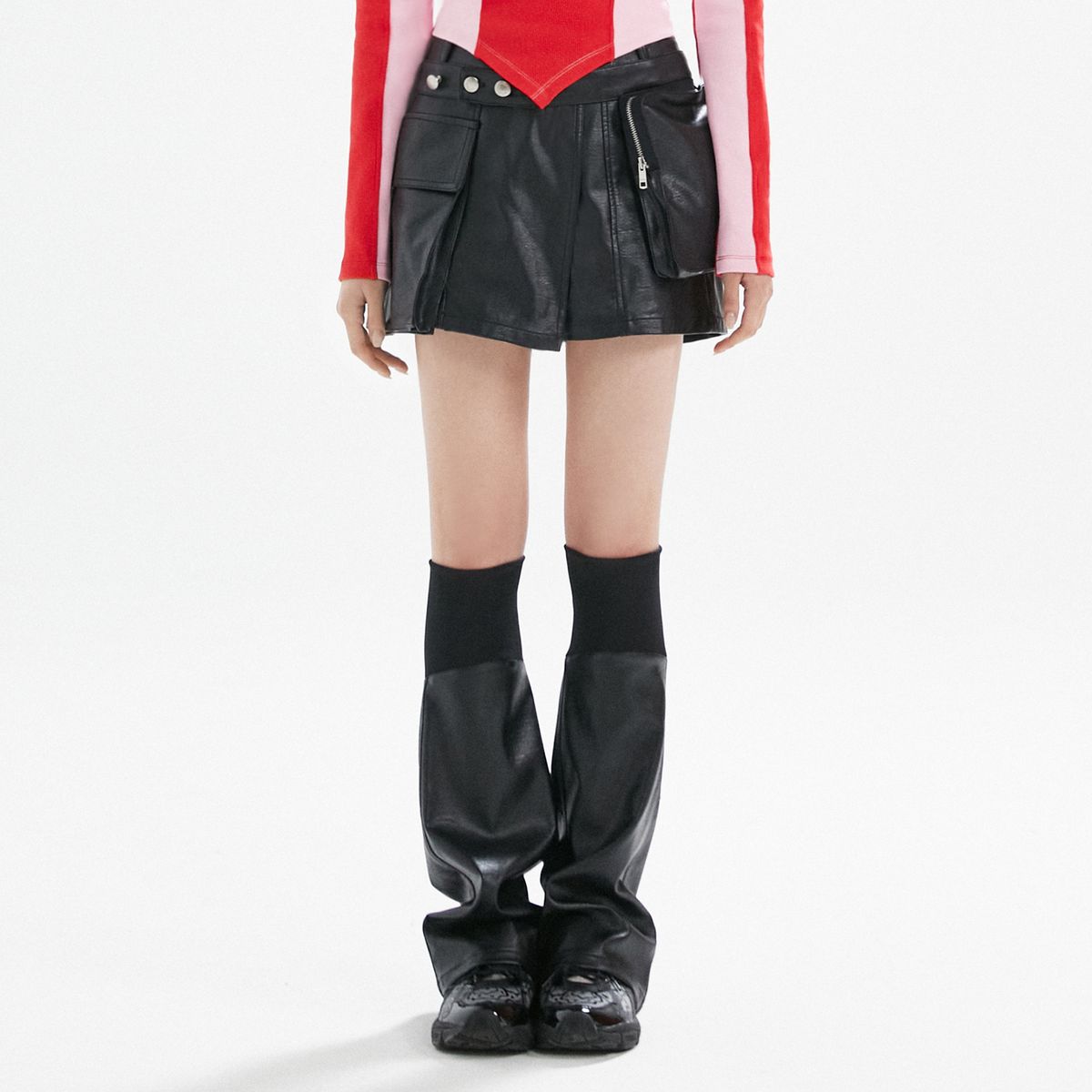 라라폭스(LALAFOX) FAKE LEATHER CARGO SHORTS BLACK BP3WP001
