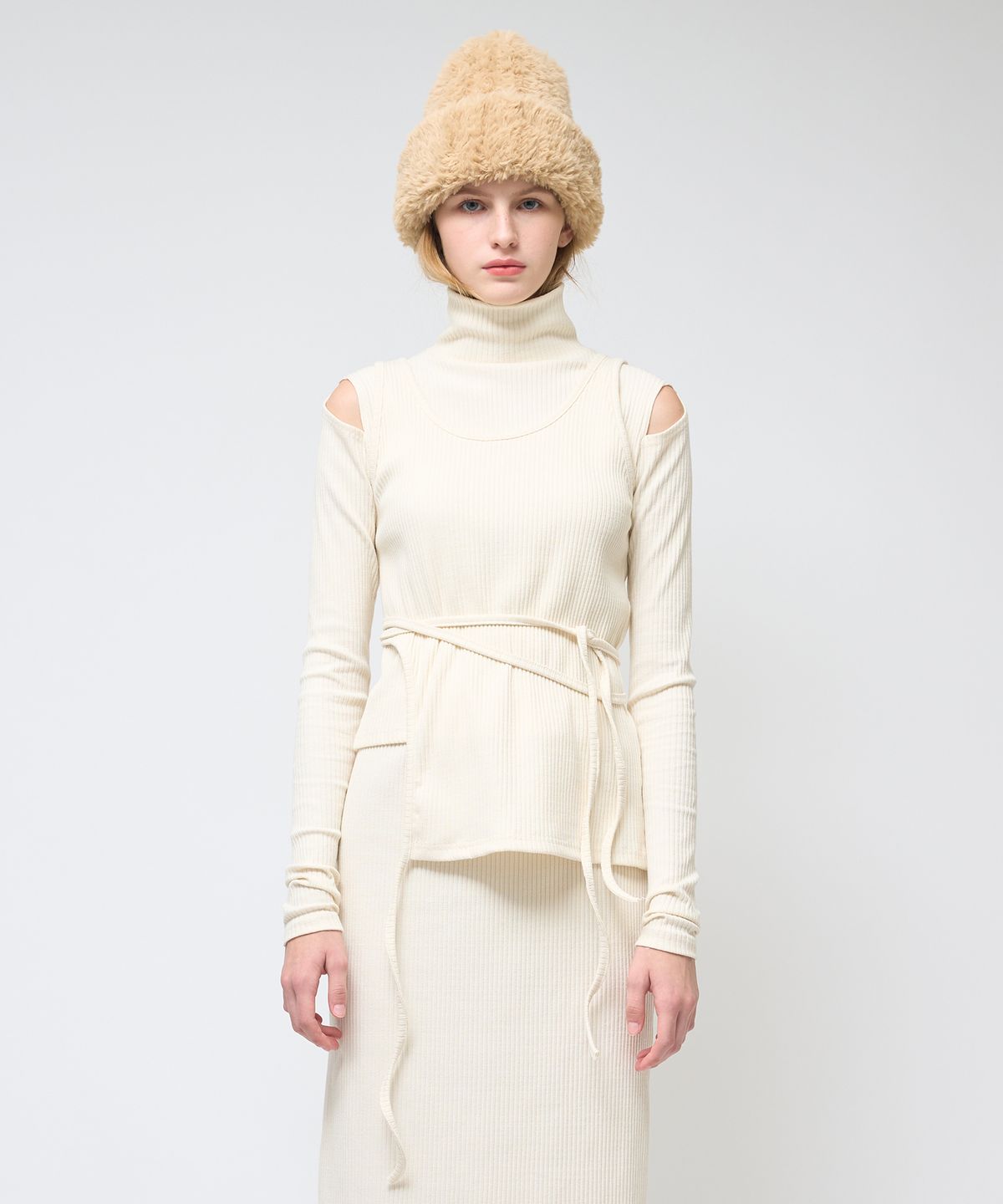 320쇼룸(320SHOWROOM) Shoulder cut out Slim Ribbed Span Turtle neck Tshirts Cream