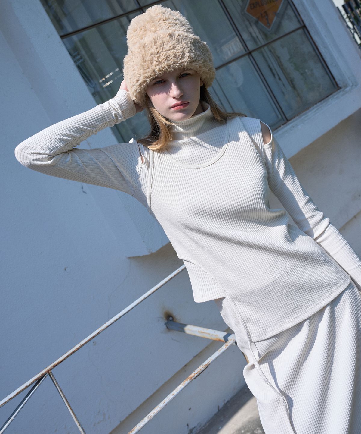 320쇼룸(320SHOWROOM) Cut out Strap Ribbed Sleeveless Span Tshirts Cream