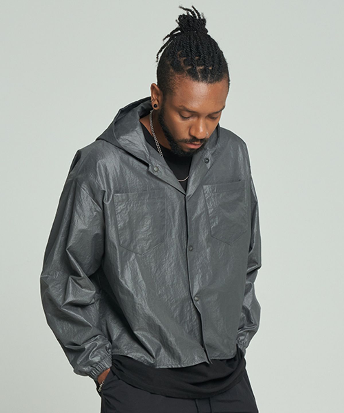 테네르(TENER) 코팅 크롭 후드 바람막이 다크그레이