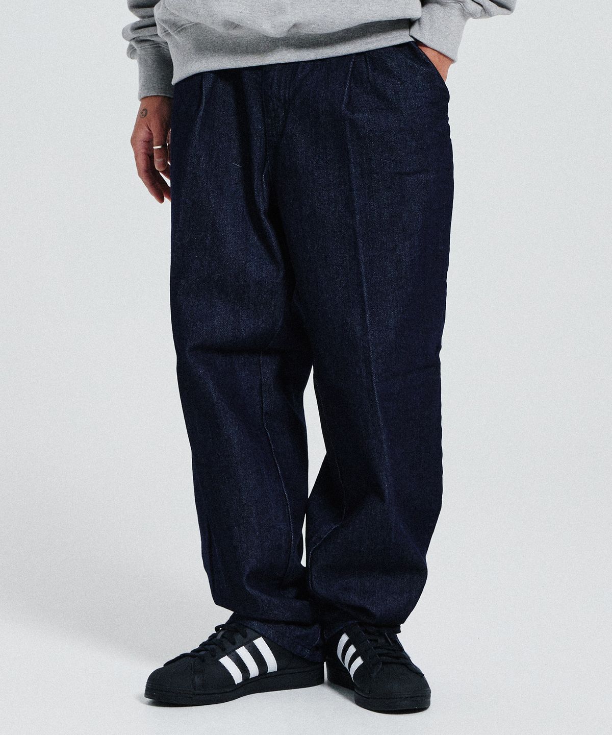 디 그랜드 마틴(DE GRAND MATIN) WIDE BANDING ONE TUCK DENIM PANTS_INDIGO