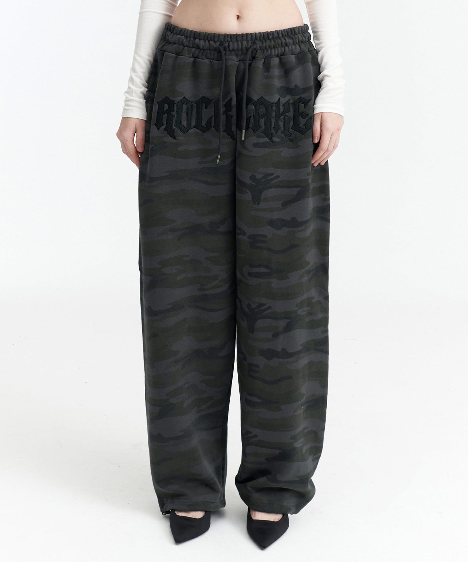 MUSINSA公式 | ROCKCAKE Camo Metal Graphics Pants - Black