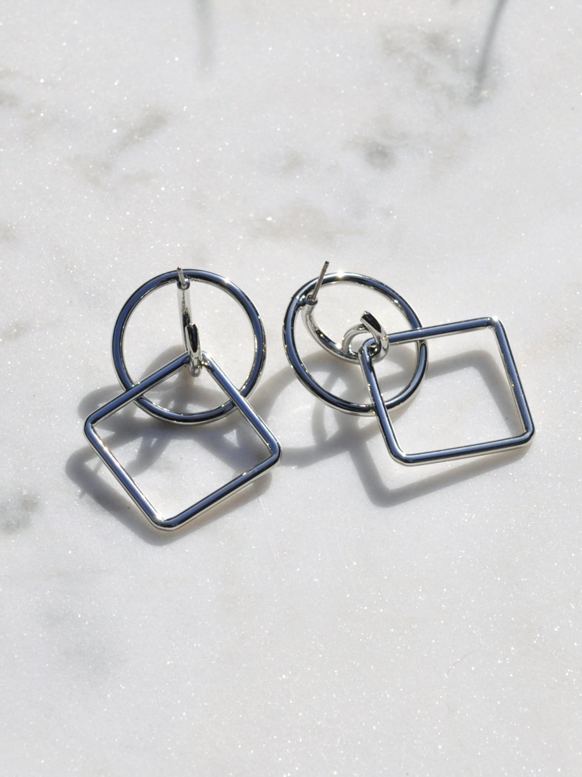조에나(ZOENA) Round square earrings