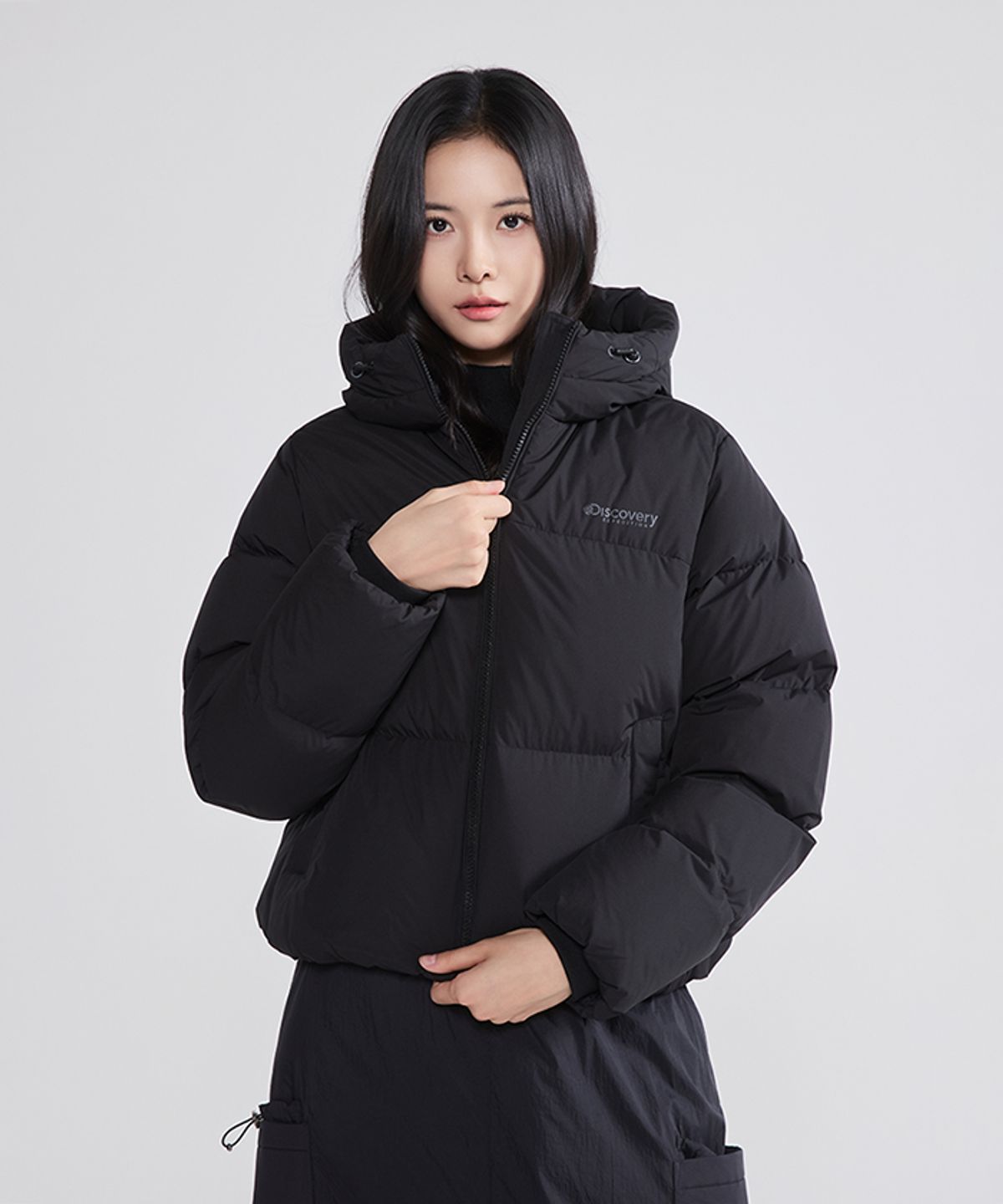 디스커버리 익스페디션(DISCOVERY EXPEDITION) 여성 올리아 글로우 다운 숏패딩 (BLACK)