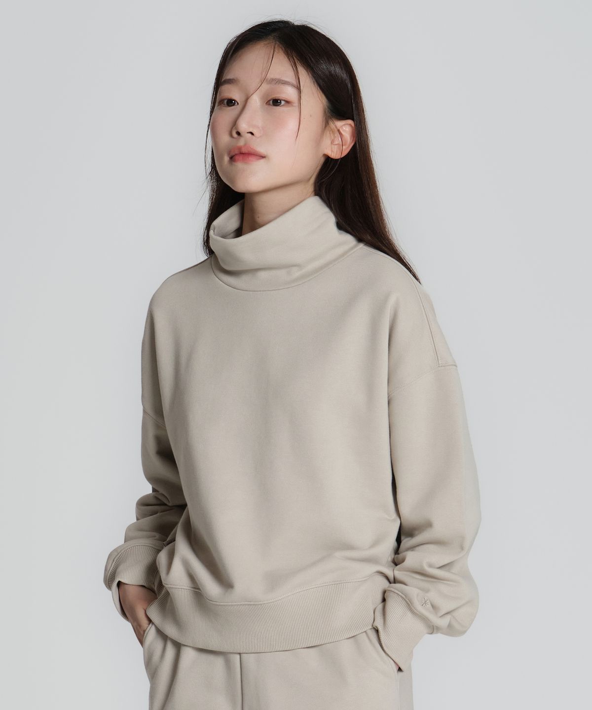 스노우피크 어패럴(SNOWPEAK APPAREL) 랜드 우먼스 모크넥 세미 크롭 기모 맨투맨 Light Beige (S23FWFHT67)