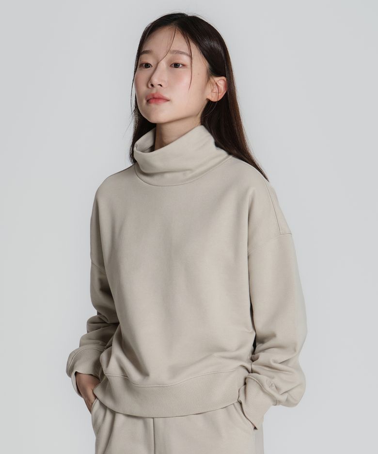 랜드 우먼스 모크넥 세미 크롭 기모 맨투맨 Light Beige (S23FWFHT67)