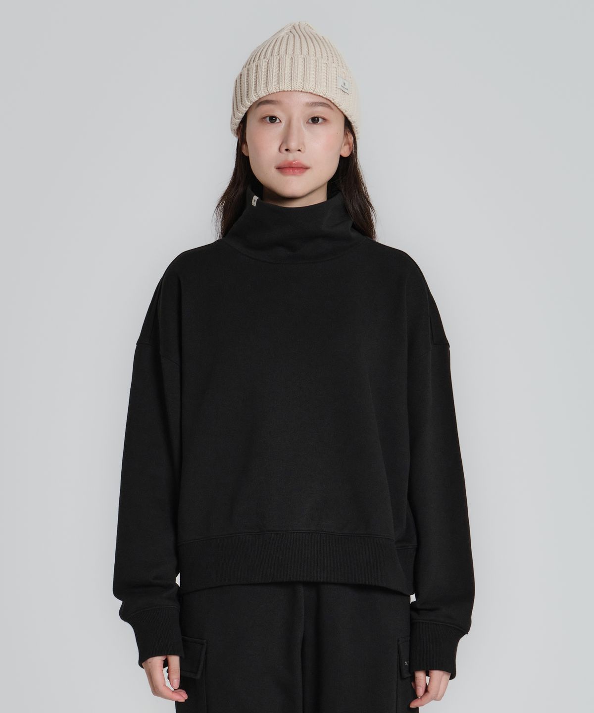 스노우피크 어패럴(SNOWPEAK APPAREL) 랜드 우먼스 모크넥 세미 크롭 기모 맨투맨 Black (S23FWFHT67)