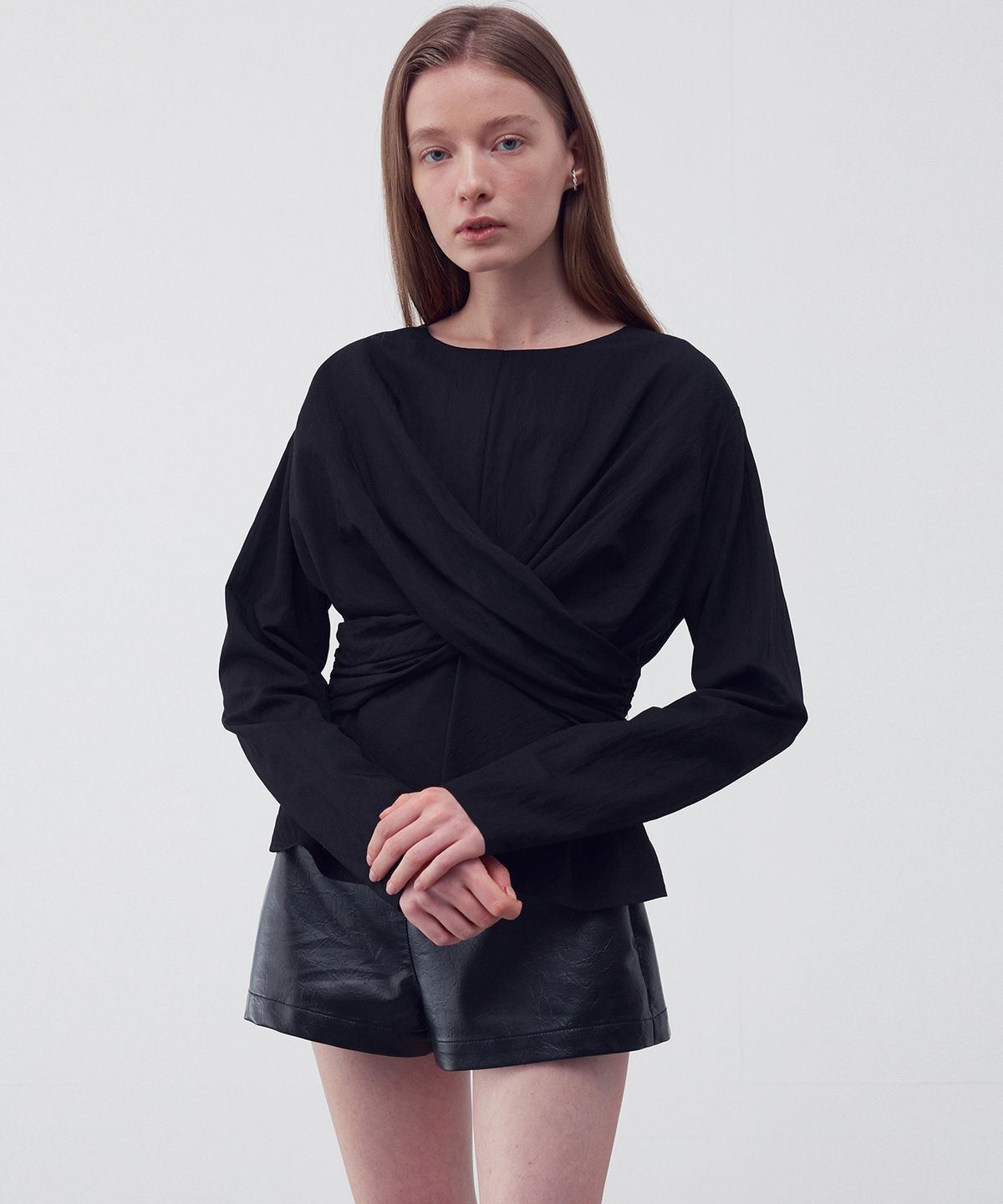 리이(RE RHEE) TWISTED DRAPE BLOUSE BLACK