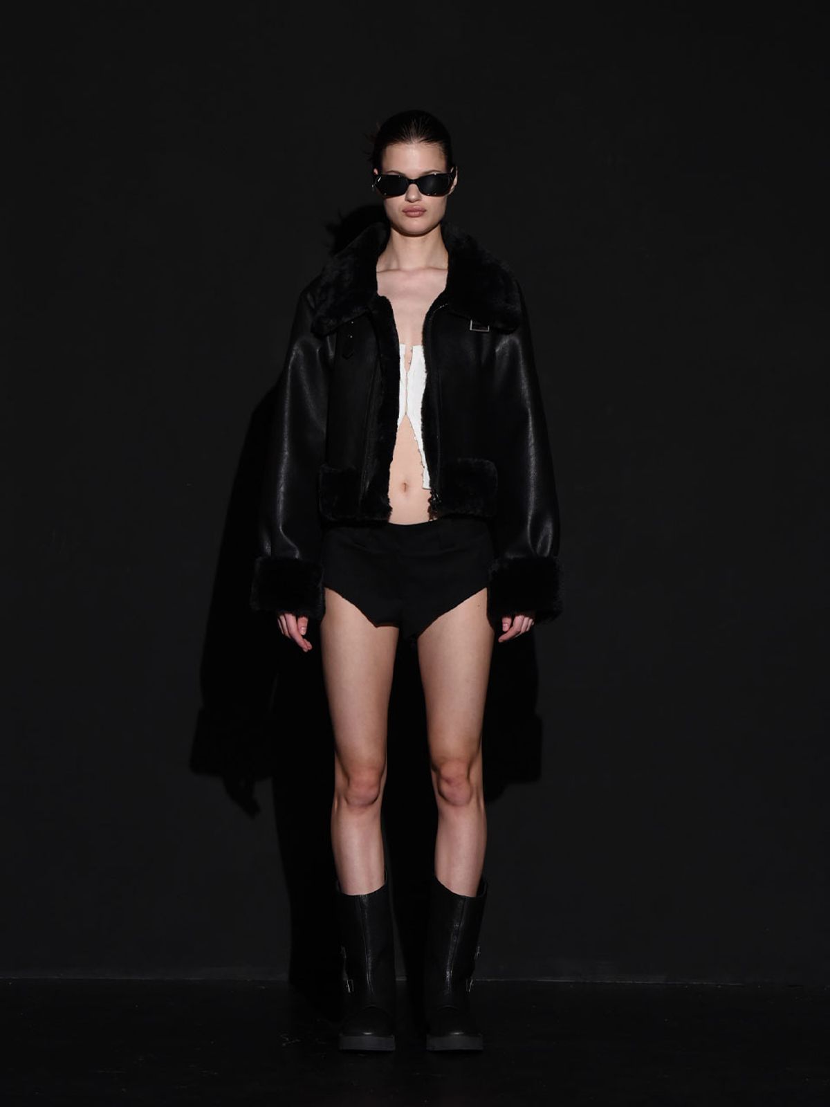 보헤미안 서울(BOHEMSEO) HIGH NECK SHORT MUSTANG IN BLACK - 사이즈 