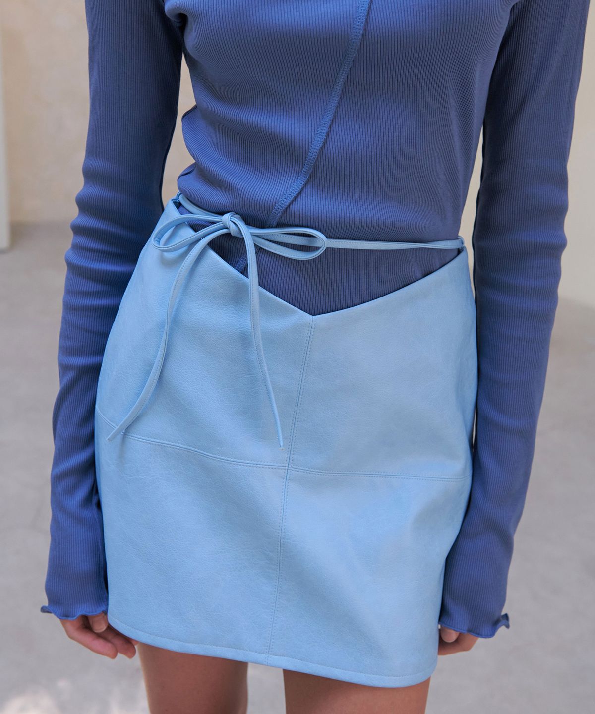 언뮤트(UNMUTE) VEGAN LEATHER MINI SKIRT (SKY BLUE)