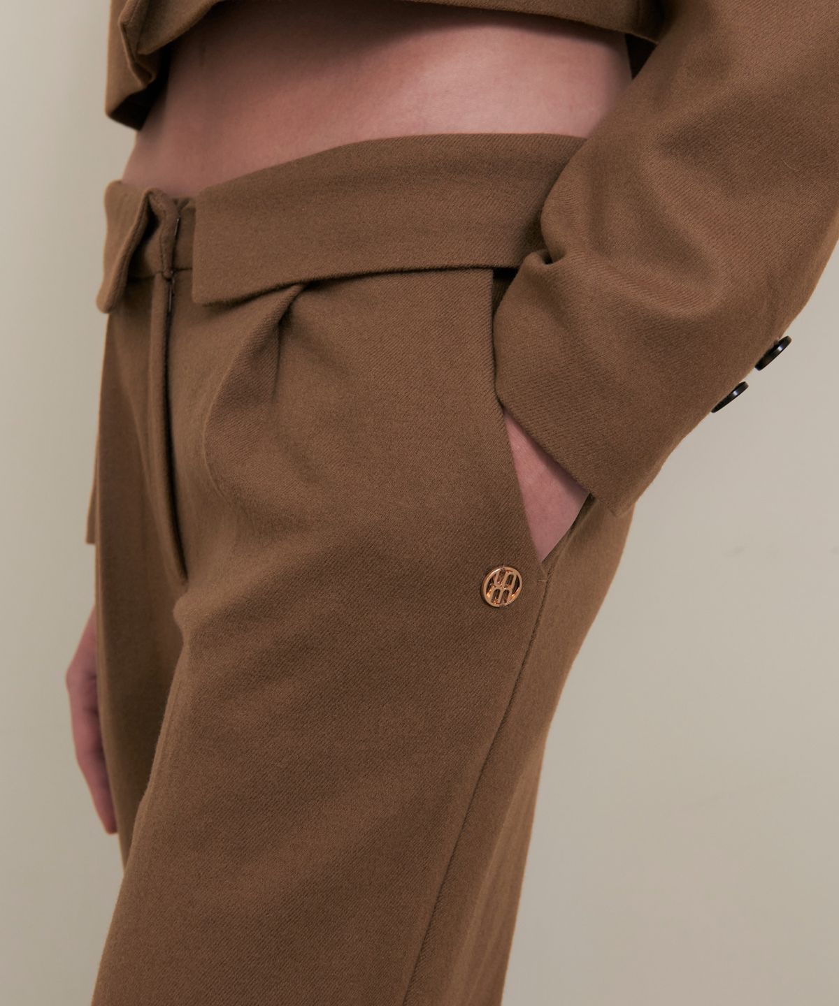 언뮤트(UNMUTE) SEMI WIDE WOOL PANTS (CAMEL)