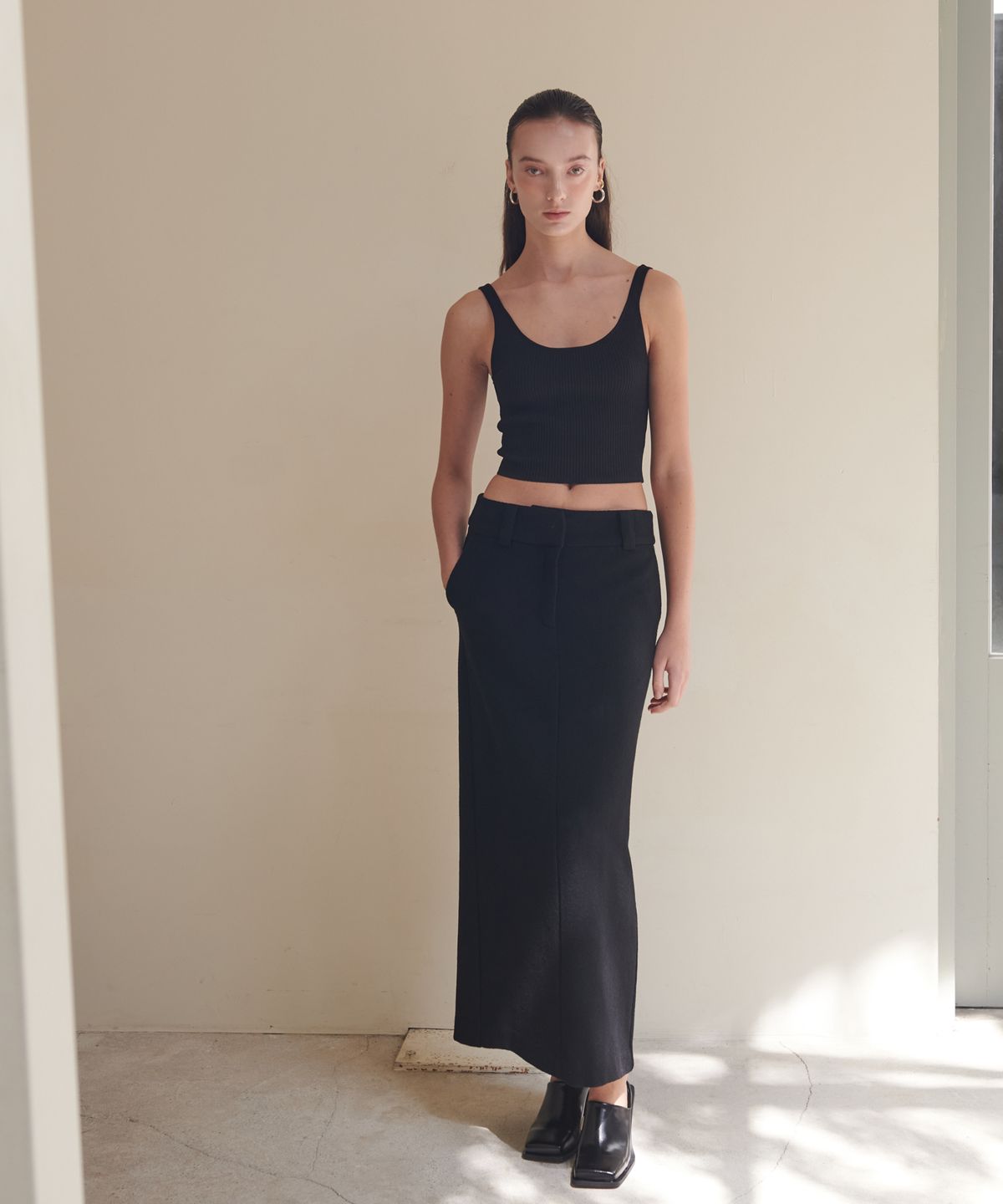언뮤트(UNMUTE) SEMI LOW WAISTED MAXI WOOL SKIRT (BLACK)
