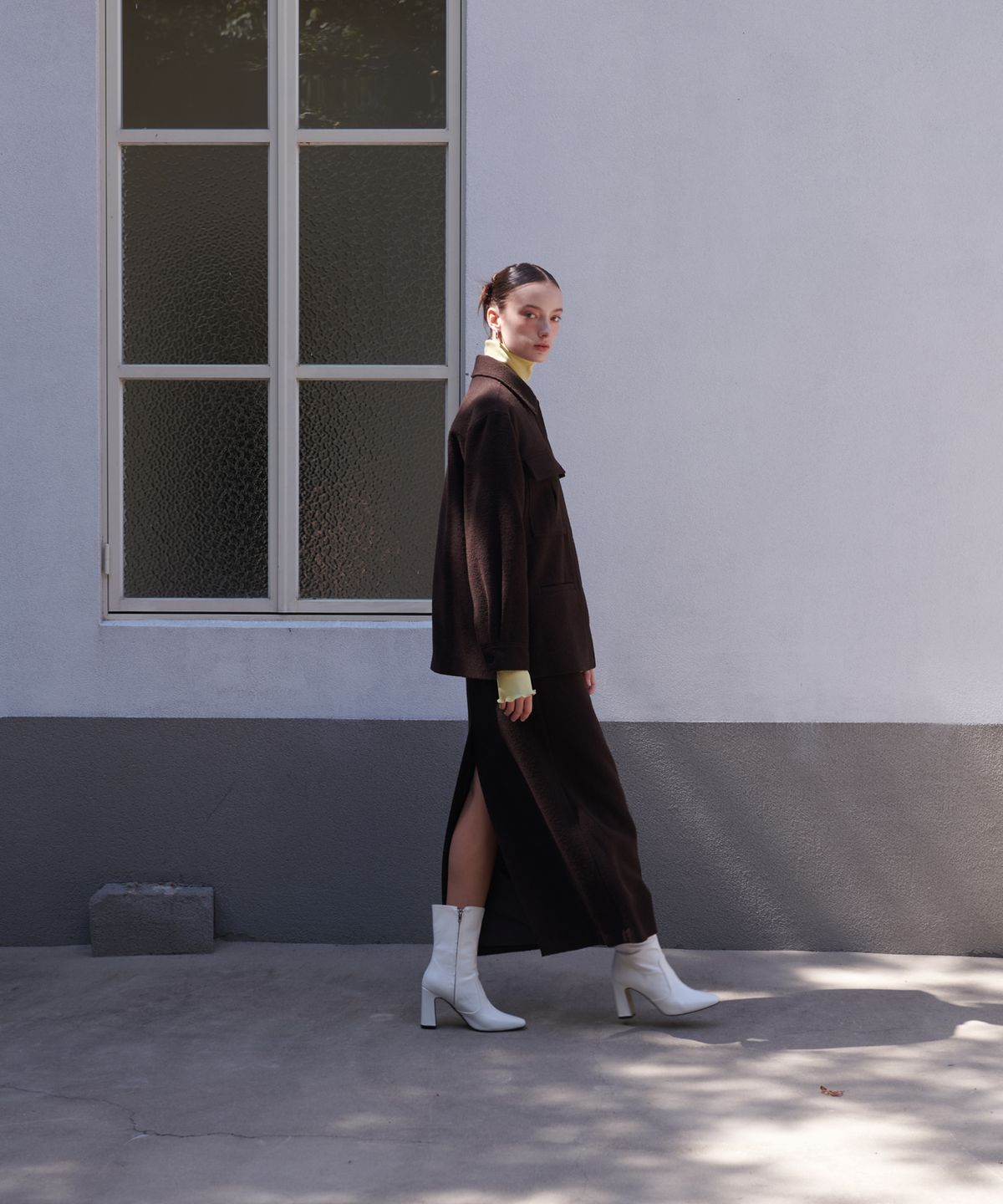언뮤트(UNMUTE) SEMI LOW WAISTED MAXI WOOL SKIRT (BROWN)