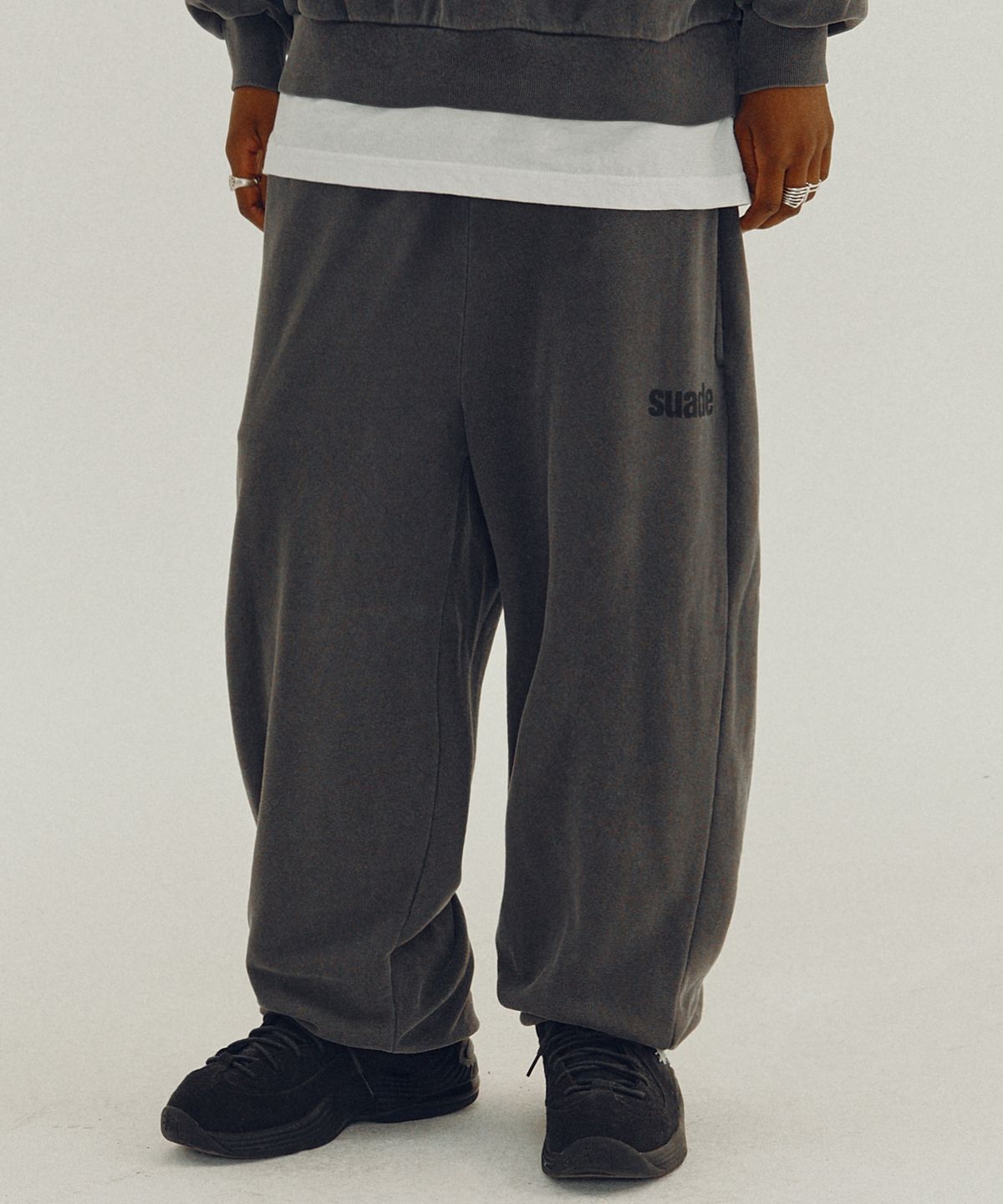 스웨이드(SUADE) WASHED LOGO PANTS [PIGMENT BLACK]