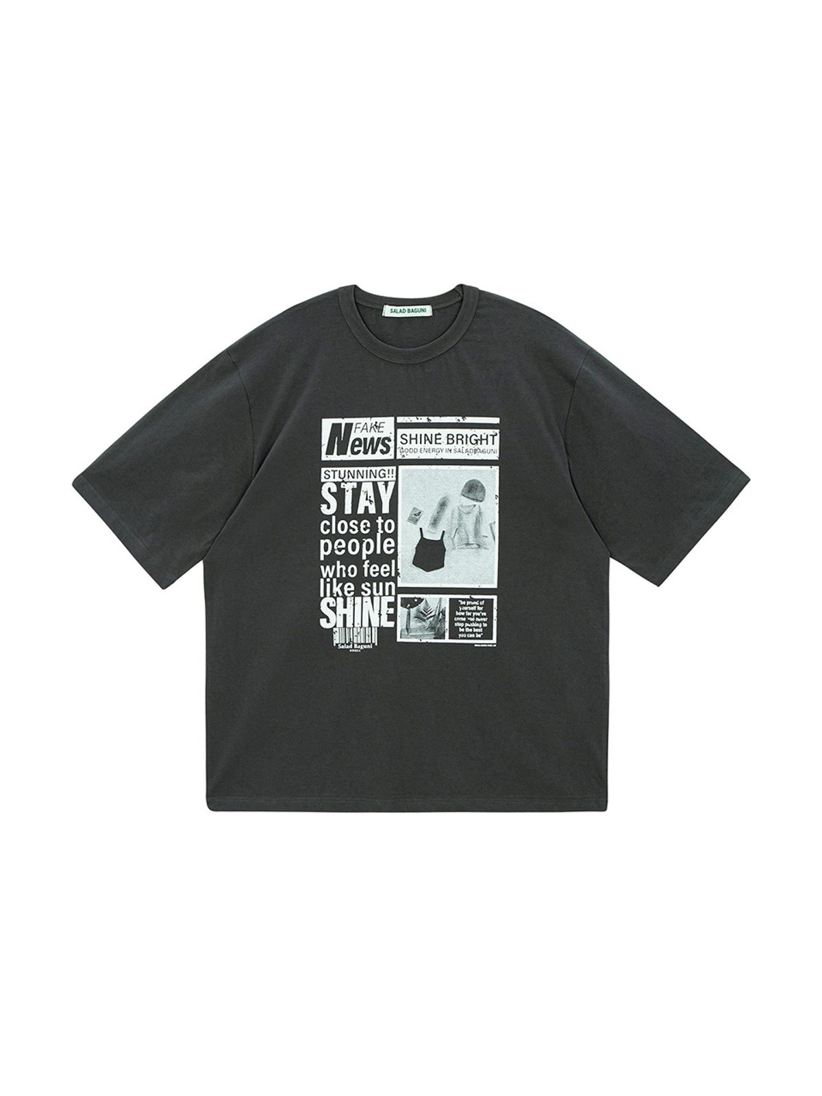 샐러드바구니(SALAD BAGUNI) Newsletter Printed Short-Sleeved T-Shirt_charcoal