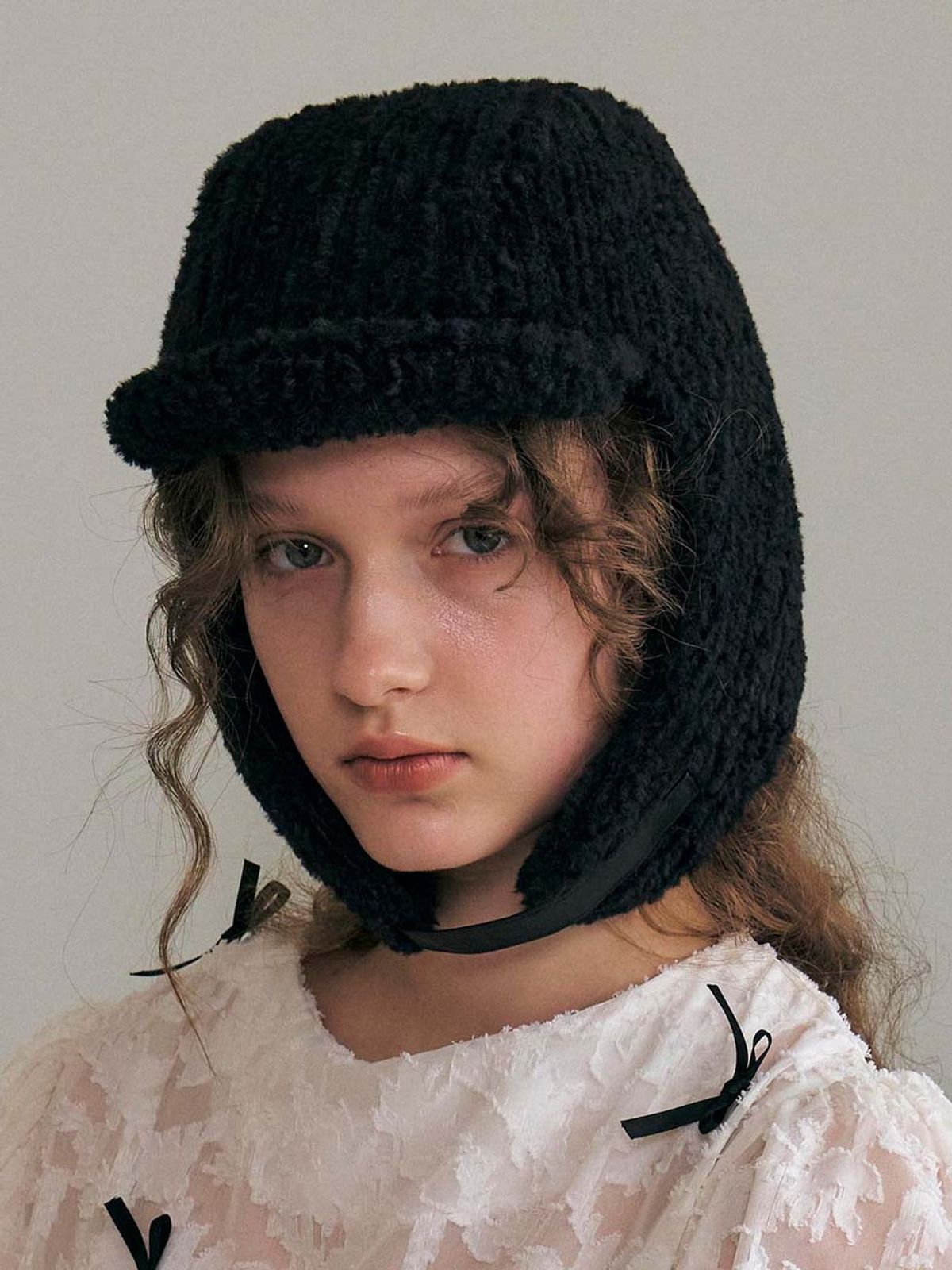 포에지담(POESIEDAME) BRAID EARFLAP HAT IN BLACK