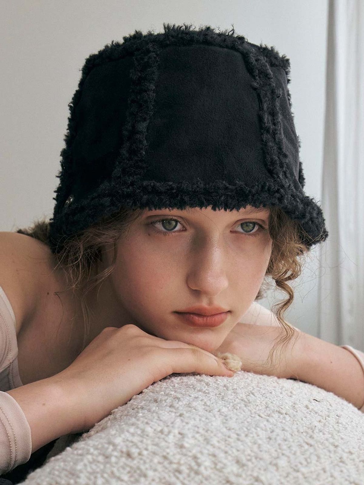 포에지담(POESIEDAME) SHEARLING REVERSIBLE BUCKET HAT IN BLACK