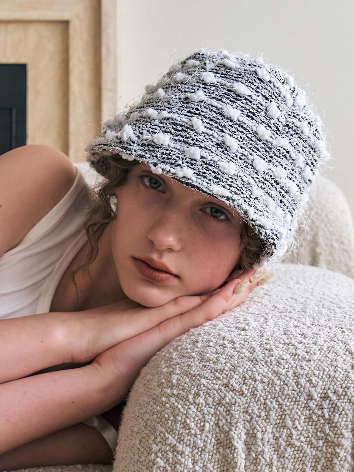 포에지담(POESIEDAME) BUBBLE FRINGE BUCKET HAT IN BLACK