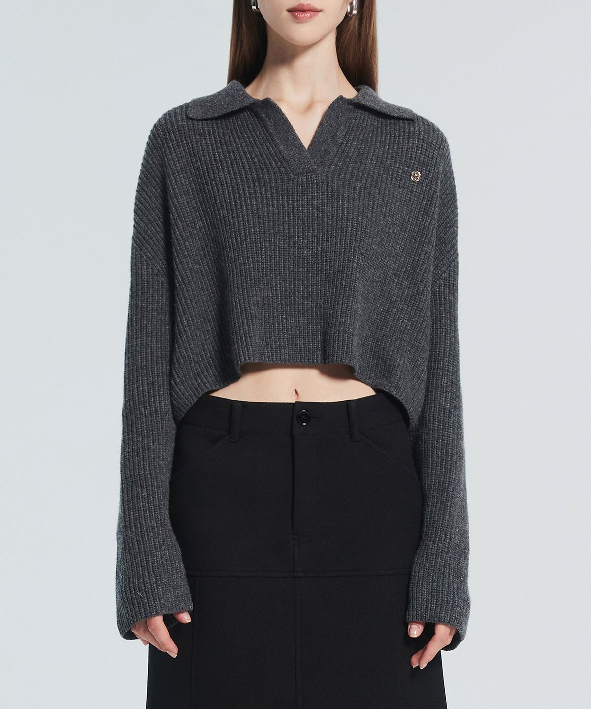 라클레르(RACLEUR) RA 로고 카라 크롭 니트 [CHARCOAL]