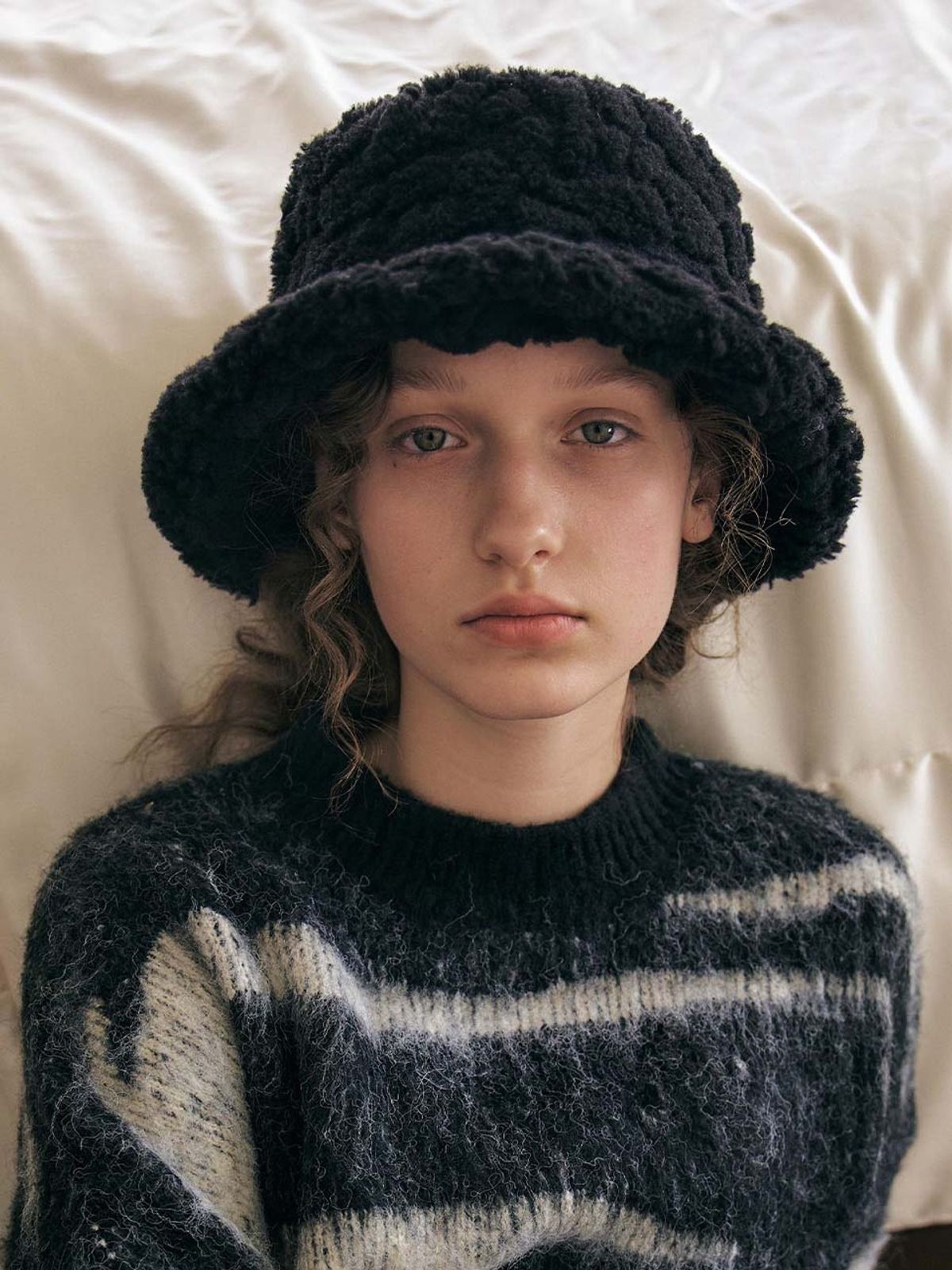 포에지담(POESIEDAME) PEBBLE FUR BUCKET HAT IN BLACK