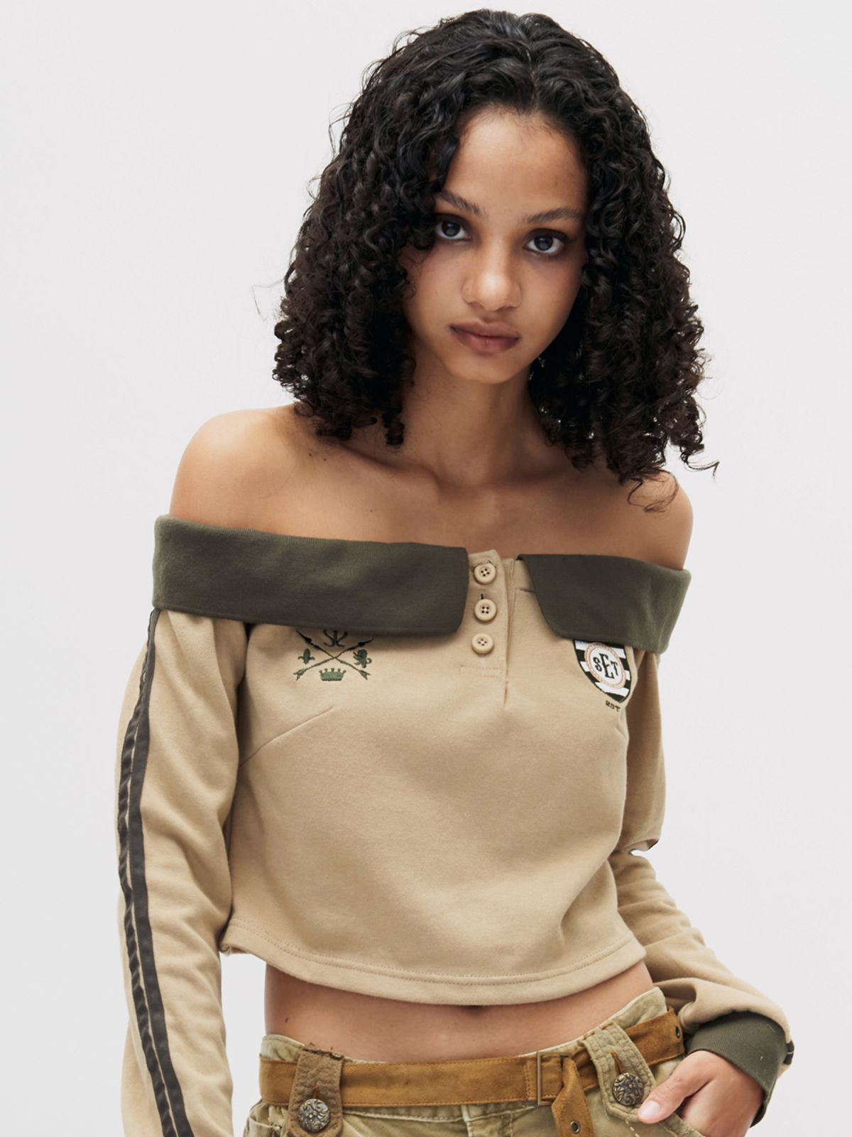 쎄쎄쎄(SETSETSET) OFF-SHOULDER UNIFORM SWEATSHIRT BEGIE