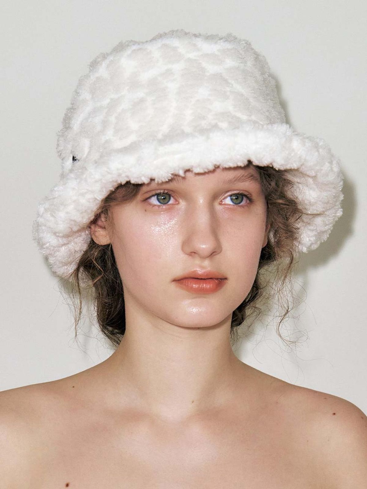 포에지담(POESIEDAME) PEBBLE FUR BUCKET HAT IN WHITE