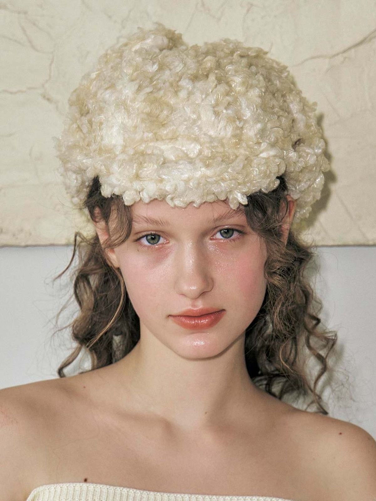 포에지담(POESIEDAME) CURLY EARFLAP HAT IN BEIGE