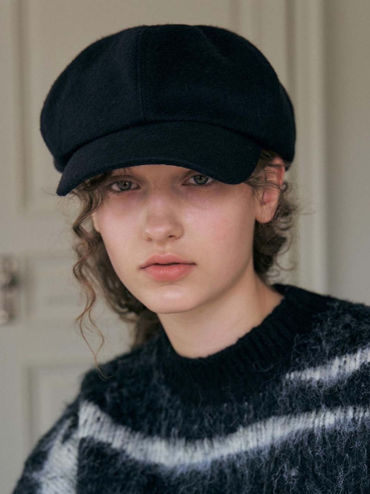 포에지담(POESIEDAME) GLEAM MARGOT HAT IN BLACK
