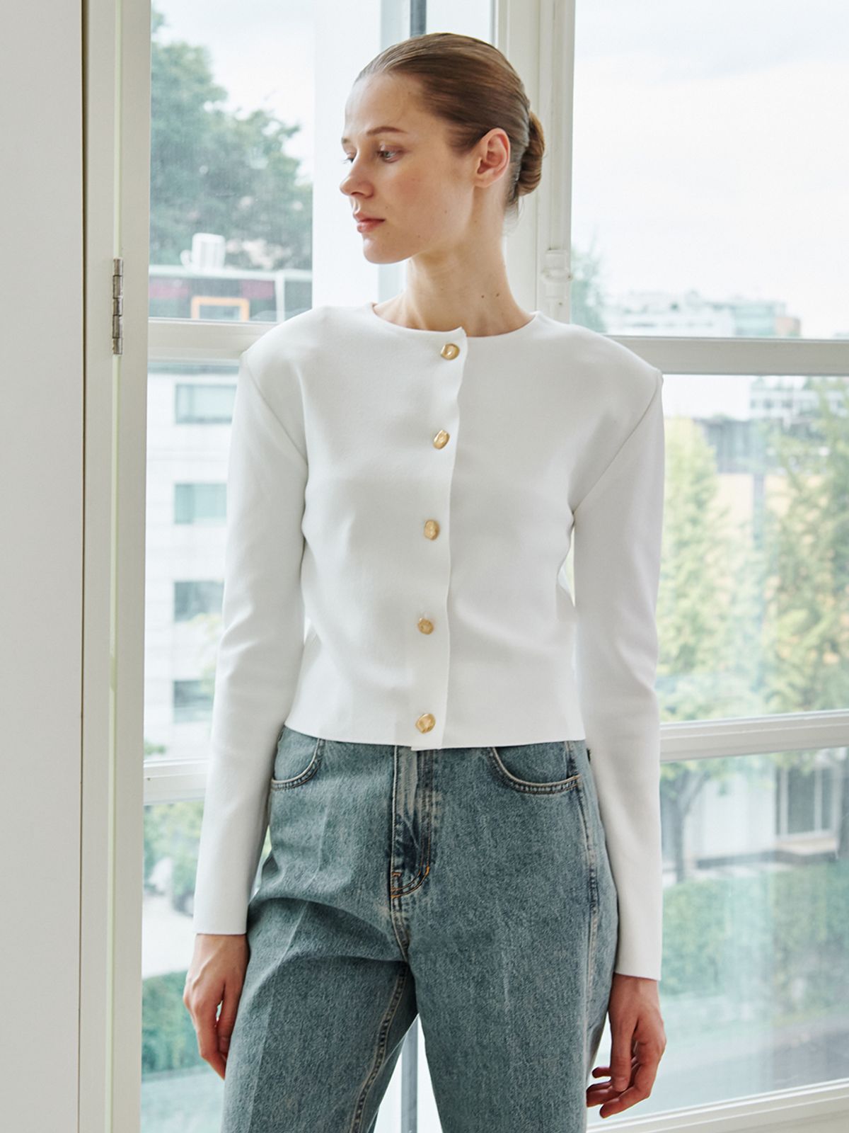 누브(NOUVE) Crop Soft Knit Cardigan - White