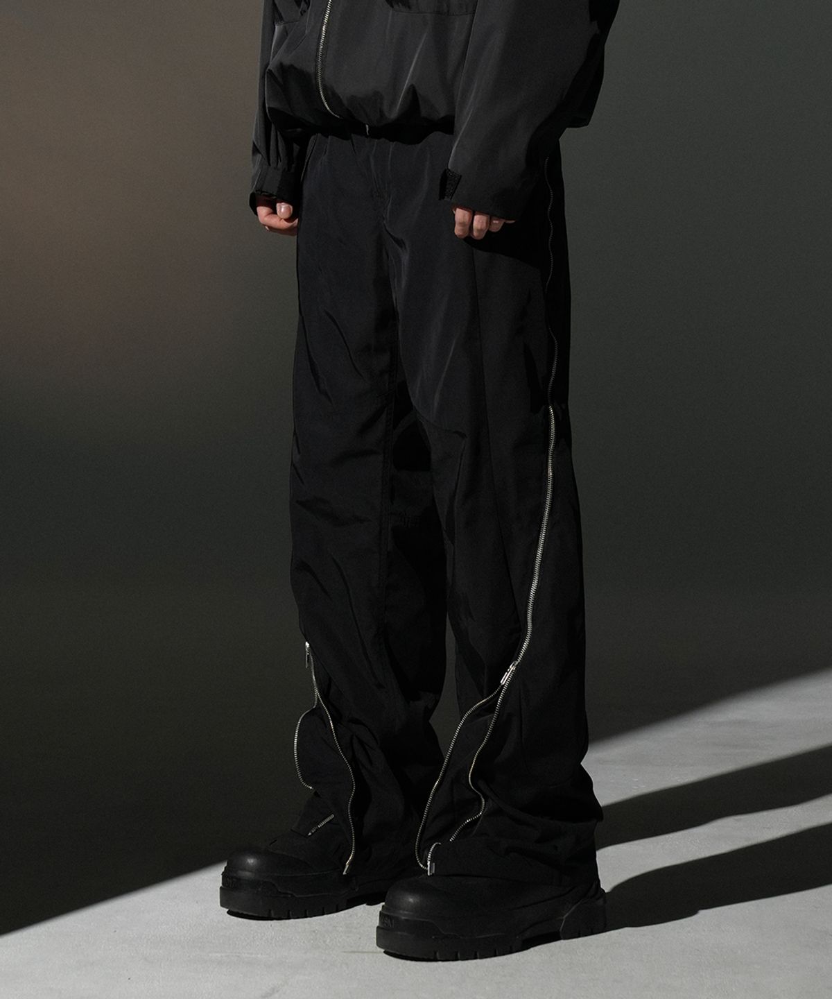 그레일즈(GRAILZ) TWIST ZIP TROUSER [BLACK]