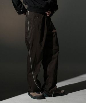 TWIST ZIP TROUSER [BROWN]