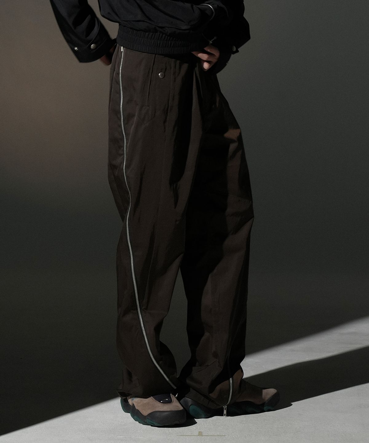 그레일즈(GRAILZ) TWIST ZIP TROUSER [BROWN]