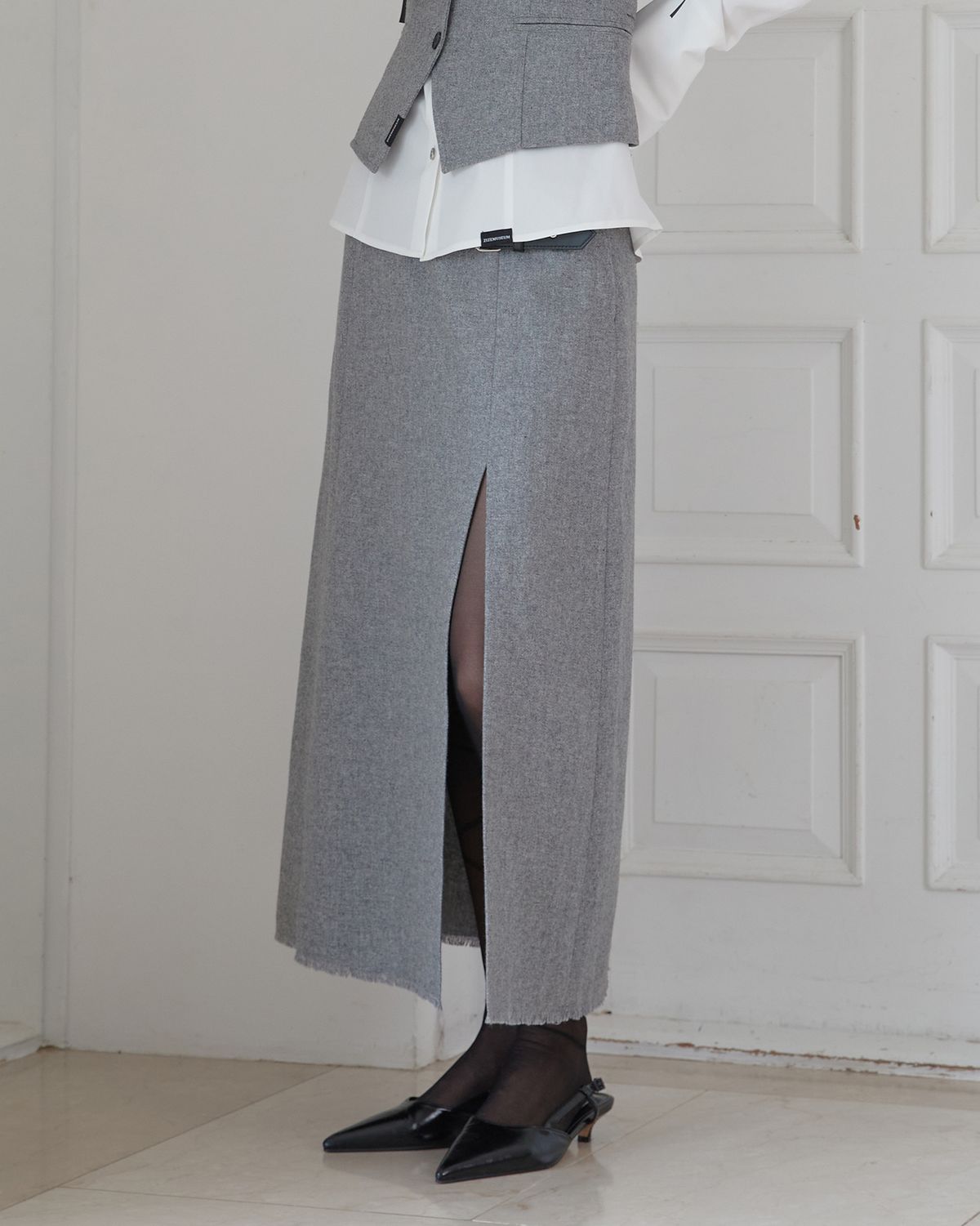 지제뮤지엄(ZIZEMUSEUM) BUCKLE FRINGE LONG SKIRT (GRAY)