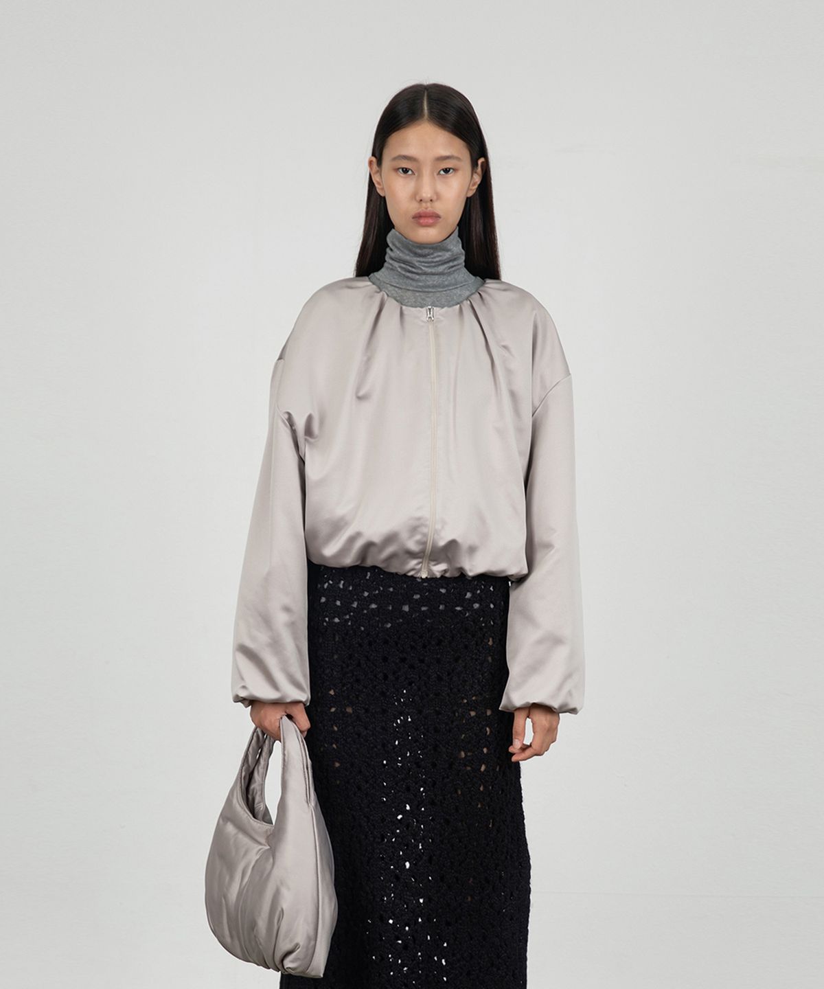 아모멘토(AMOMENTO) SILKY PADDED CROP JUMPER_BEIGE