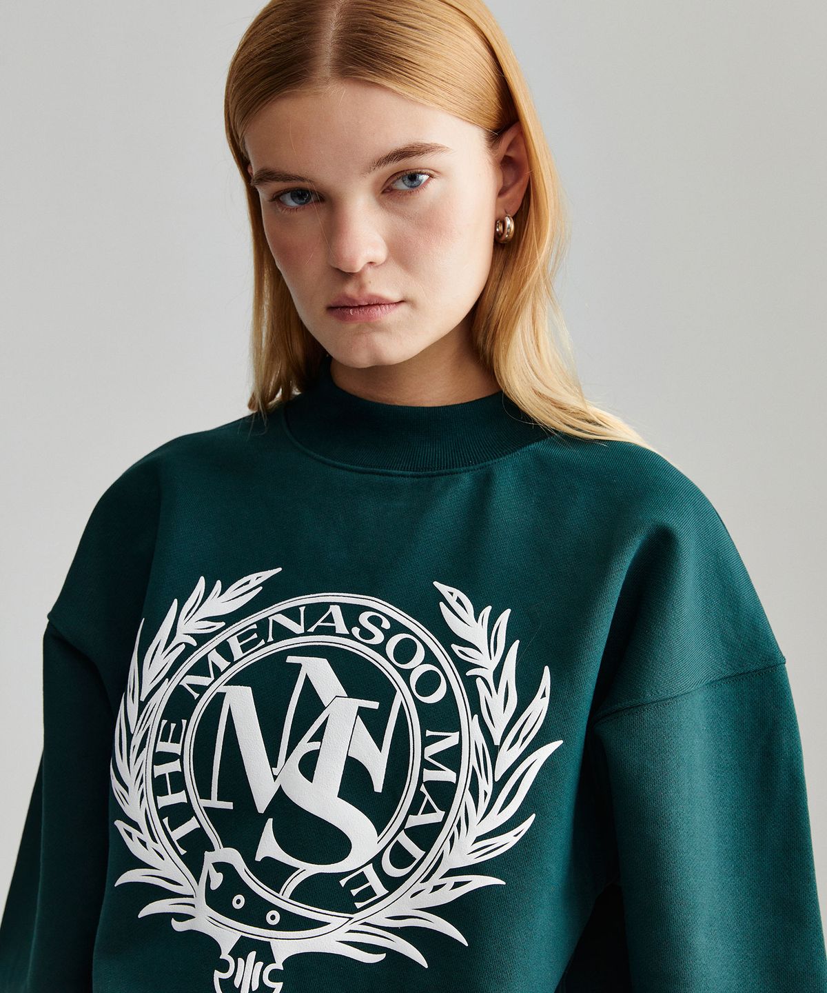 미나수(MENASOO) UNISEX HERITAGE EMBLEM MOCK-NECK SWEATSHIRT GREEN