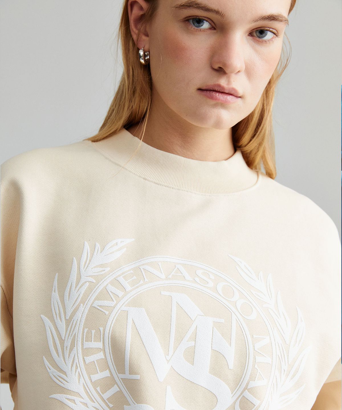 미나수(MENASOO) UNISEX HERITAGE EMBLEM MOCK-NECK SWEATSHIRT IVORY