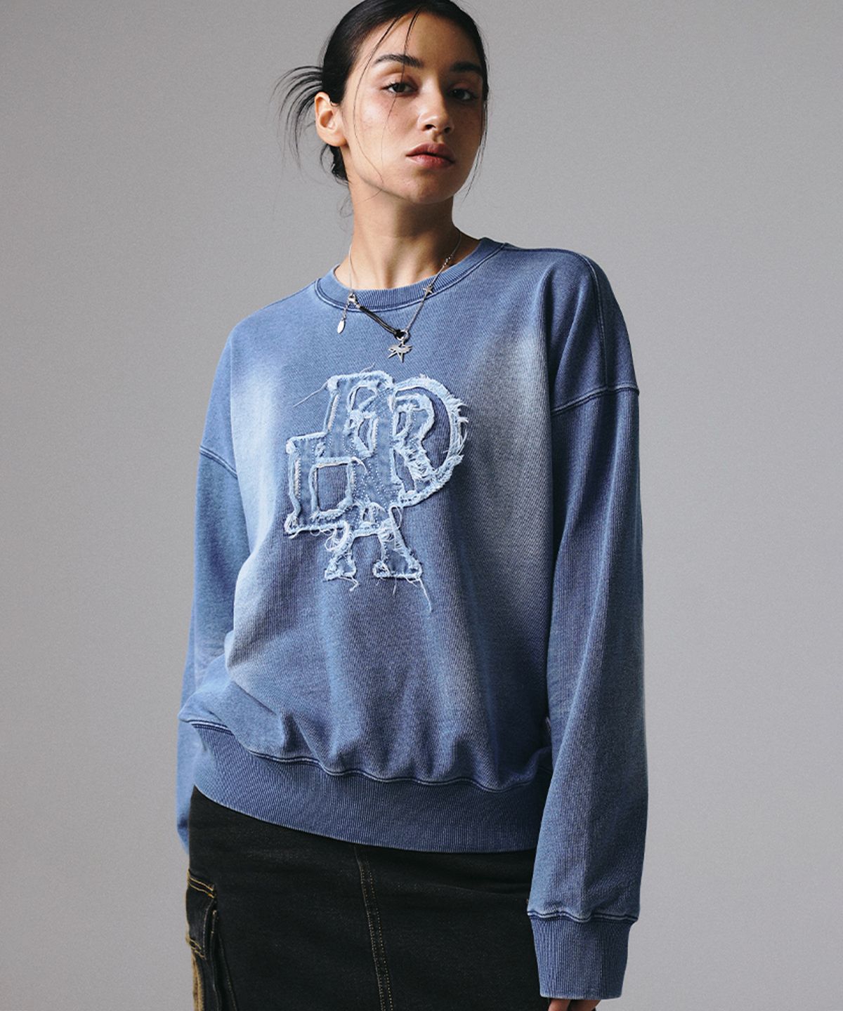 프렌다(PRENDA) DENIM TERRY PATCHED SWEATSHIRT INDIGO