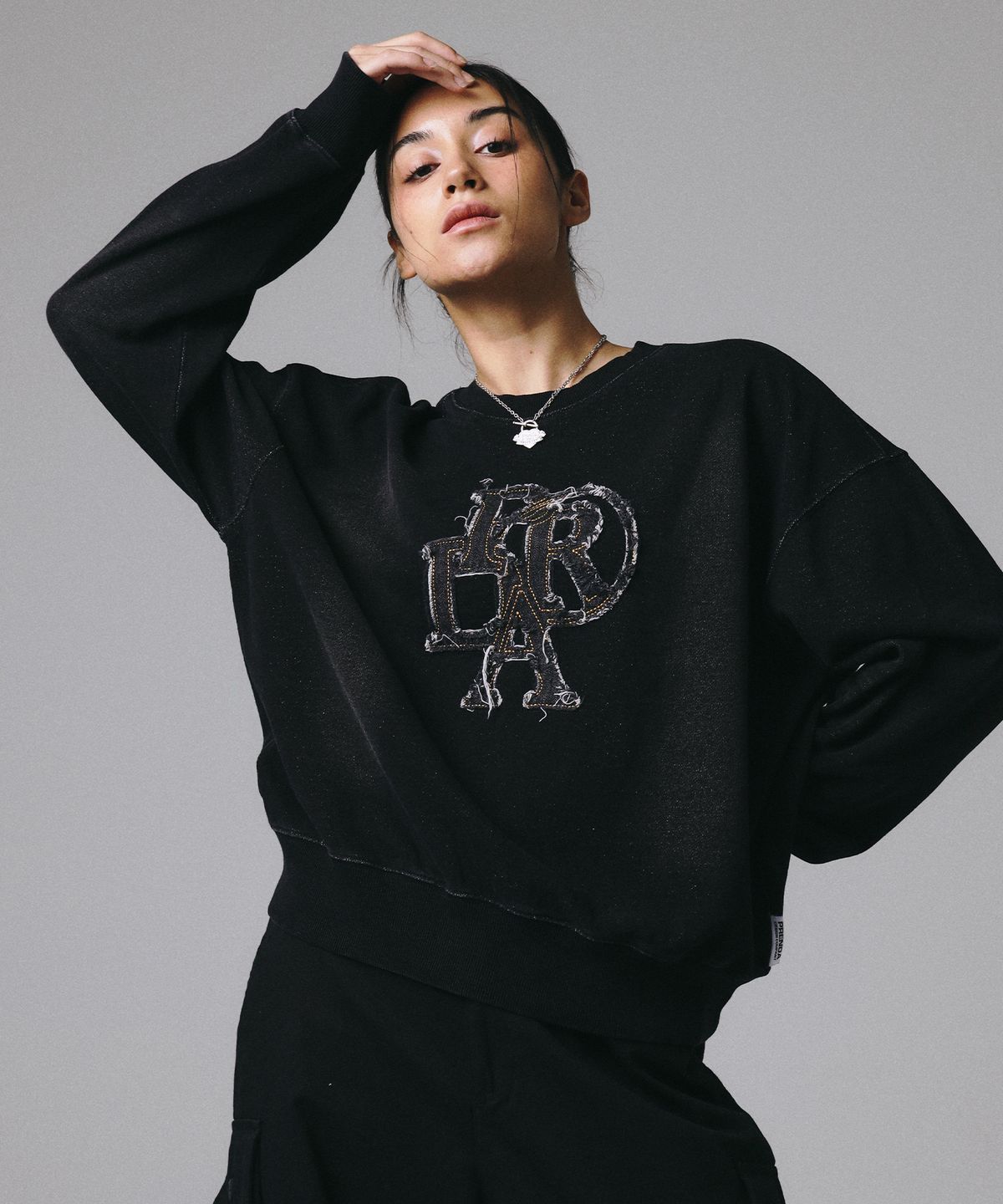 프렌다(PRENDA) DENIM TERRY PATCHED SWEATSHIRT BLACK