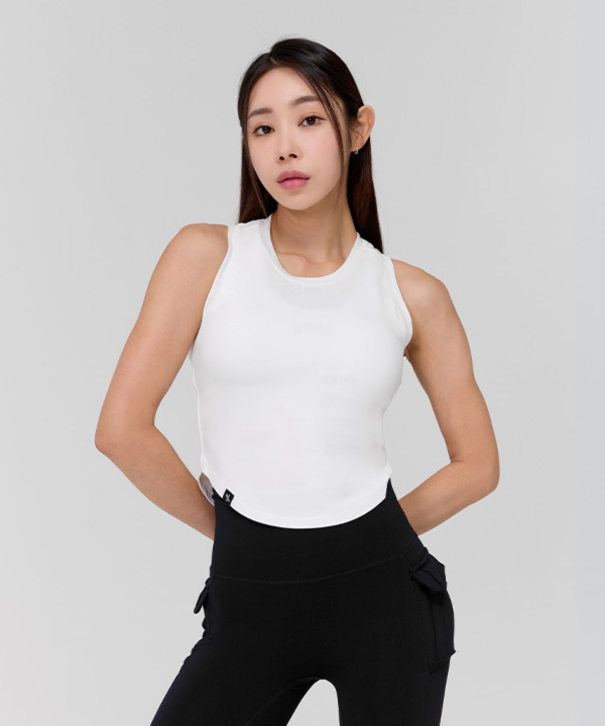 젝시믹스(XEXYMIX) 소프트 텐션 크롭 슬리브리스 백아이보리