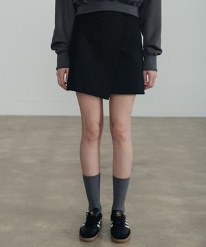 해피니스 투버튼 랩 스커트_블랙