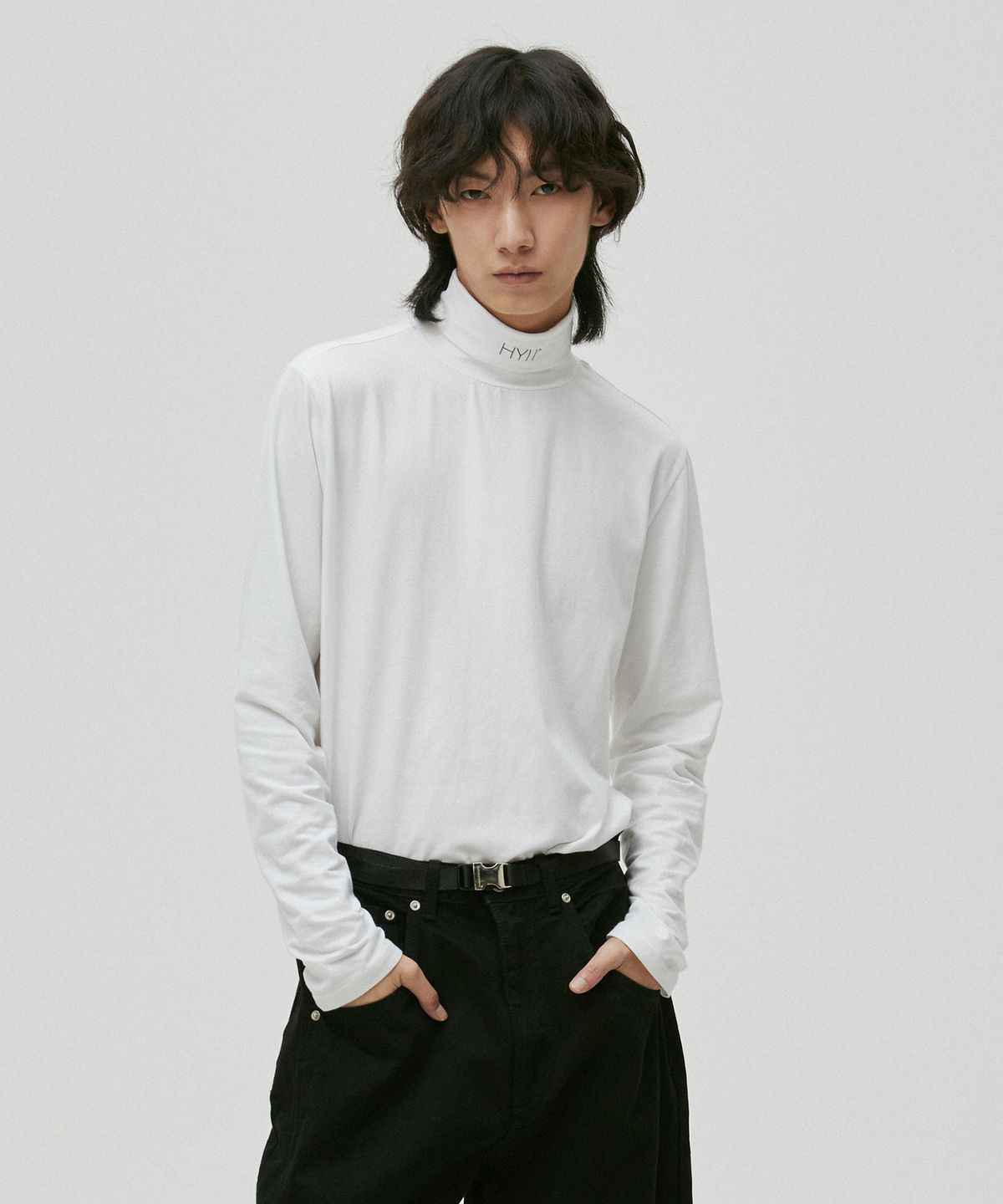 하이투(HYIIⁿ) 스탠다드 핏 터틀넥 풀오버 [화이트]