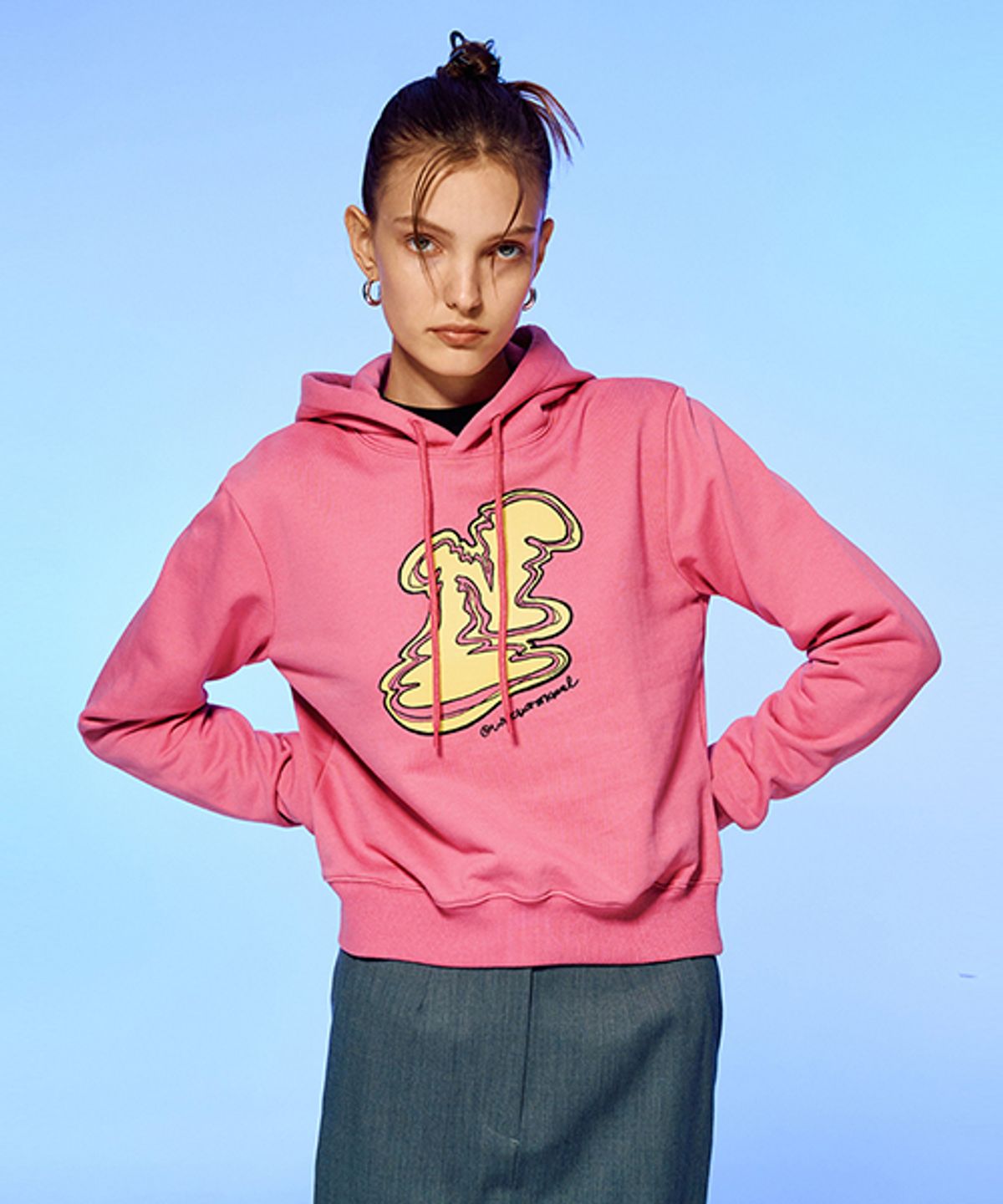 앤커버(NCOVER) MELTING LOGO CROP HOODIE-PINK