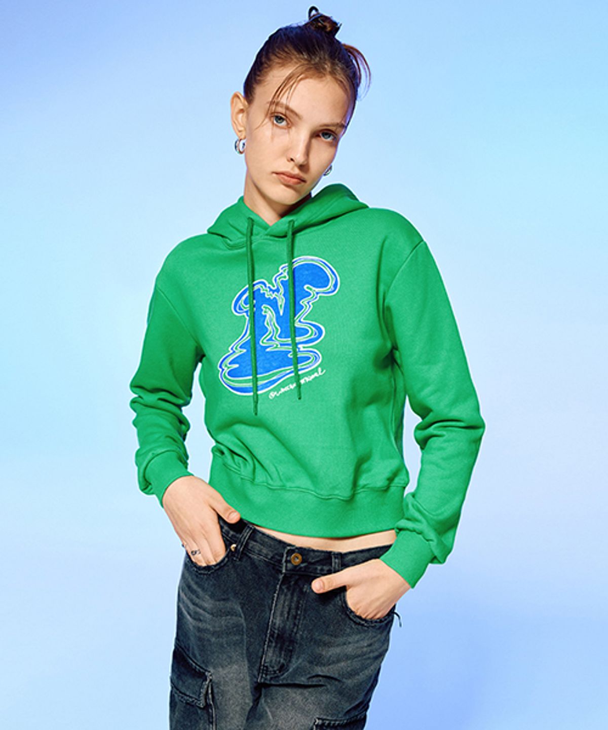 앤커버(NCOVER) MELTING LOGO CROP HOODIE-GREEN
