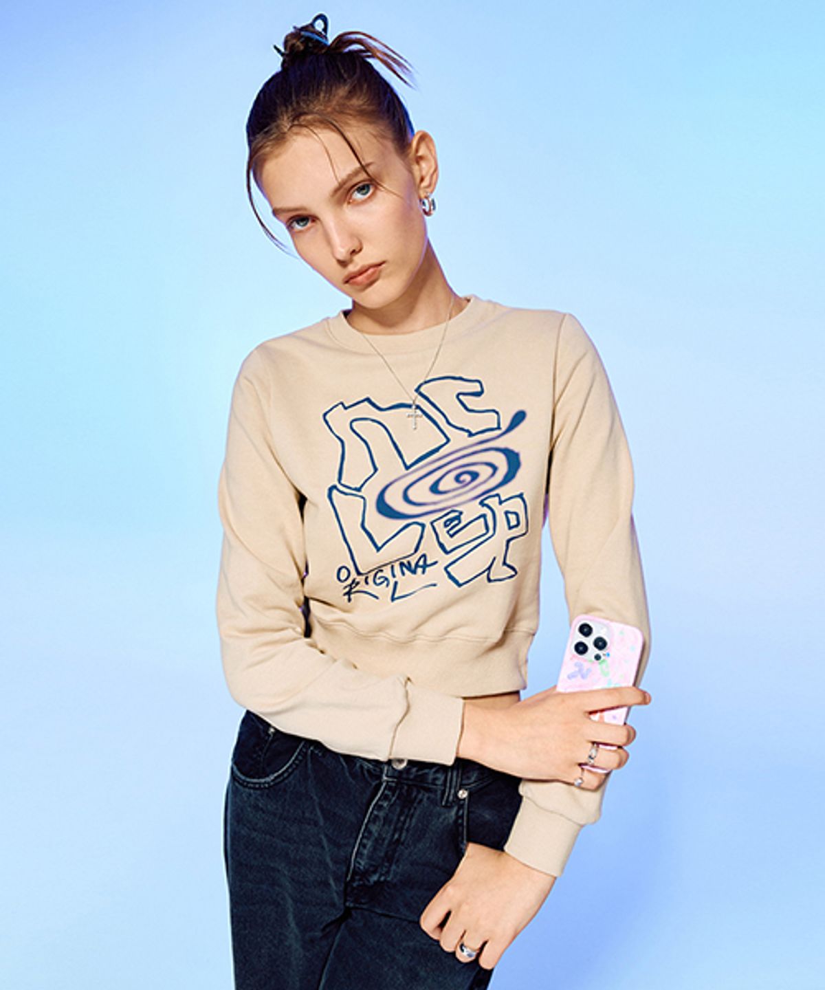 앤커버(NCOVER) ROUGHLY DRAW LOGO SWEATSHIRT-BEIGE