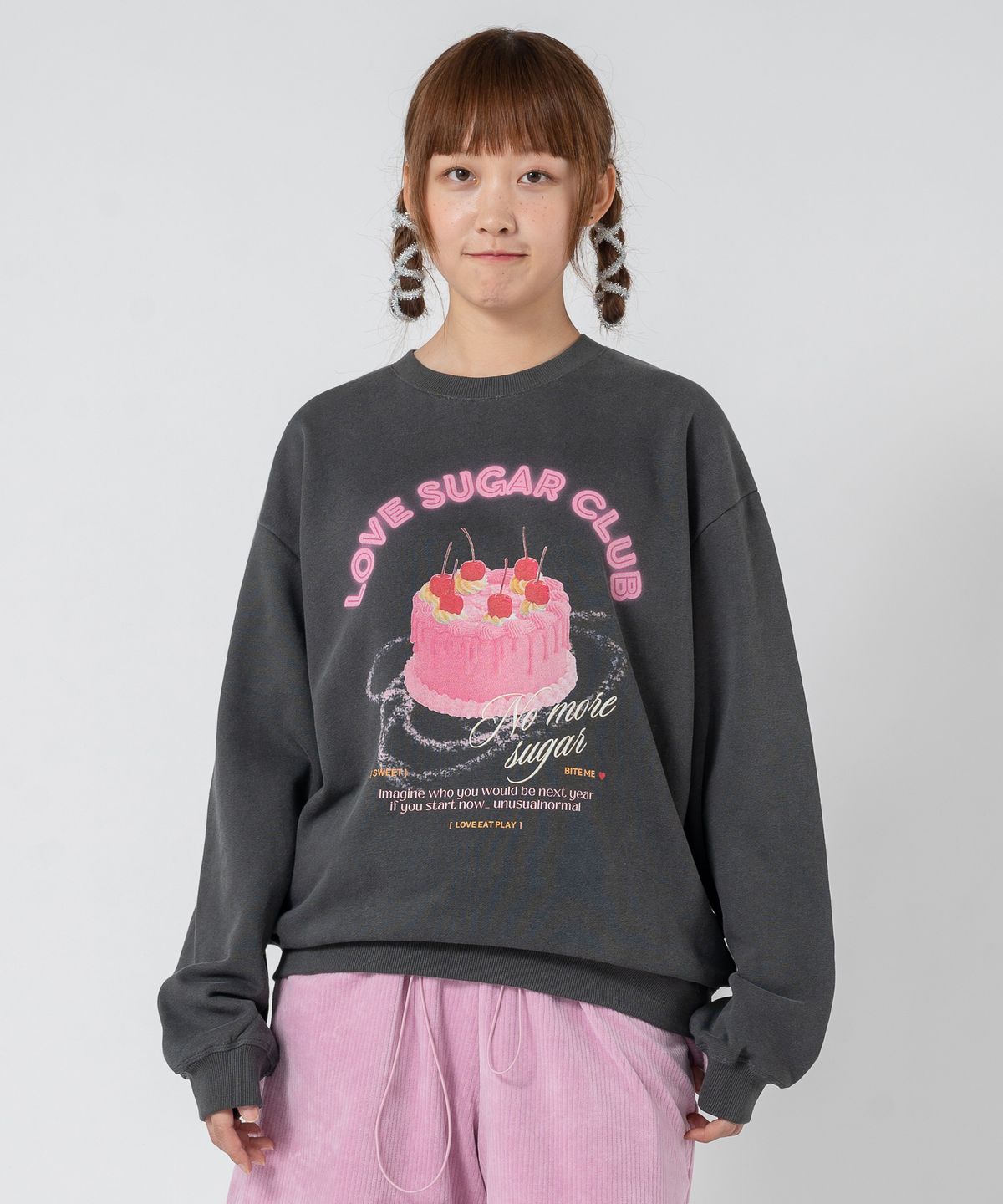언유주얼 노말(UNUSUALNORMAL) SUGAR CAKE SWEAT SHIRT _ PIGMENT GREY