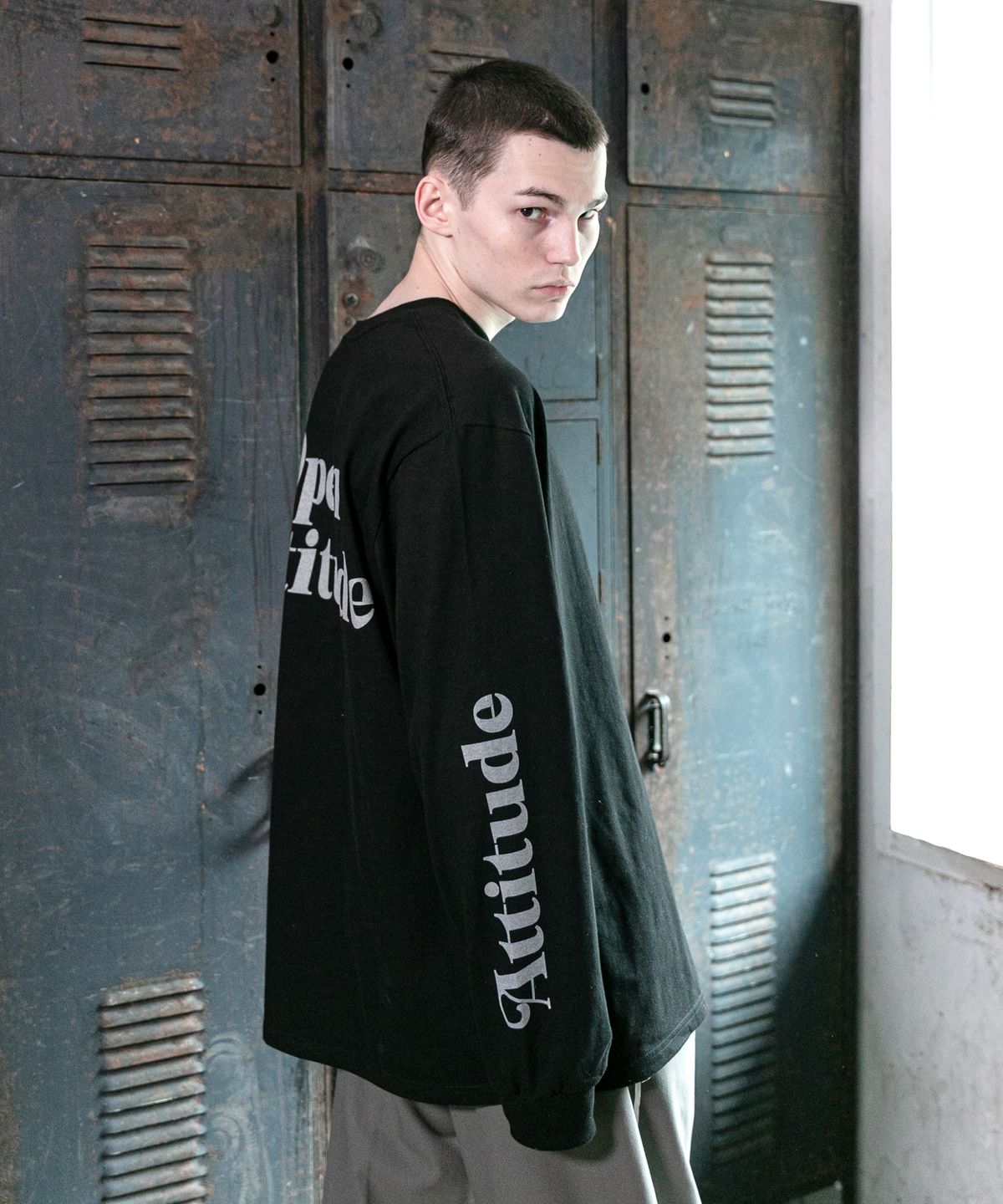 오픈 에티튜드(OPEN ATTITUDE) ATTITUDE LETTERING LONG SLEEVE-BLACK(에티튜드 레터링 긴팔티-블랙)