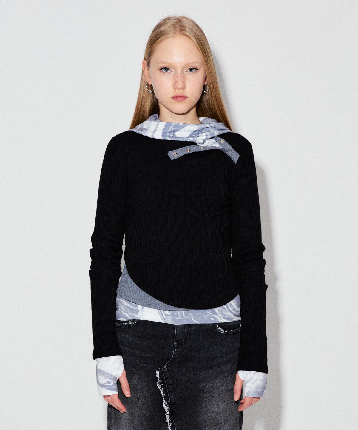 데비어퍼(DEBBY UPPER) MABEL SLEEVE TUCK TOP_BLACK